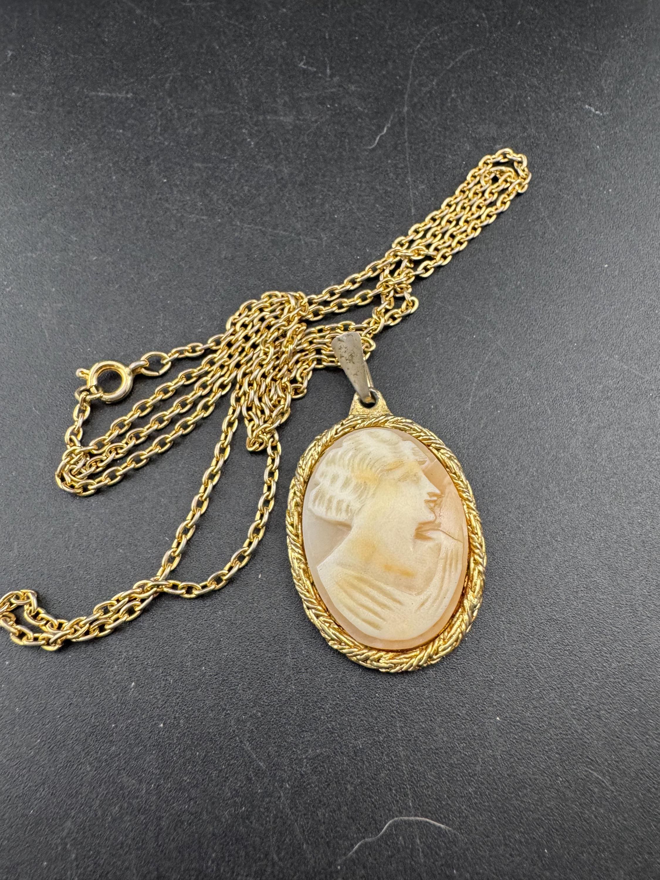 Vintage 1970s carved shell CAMEO pendant necklace, gold tone