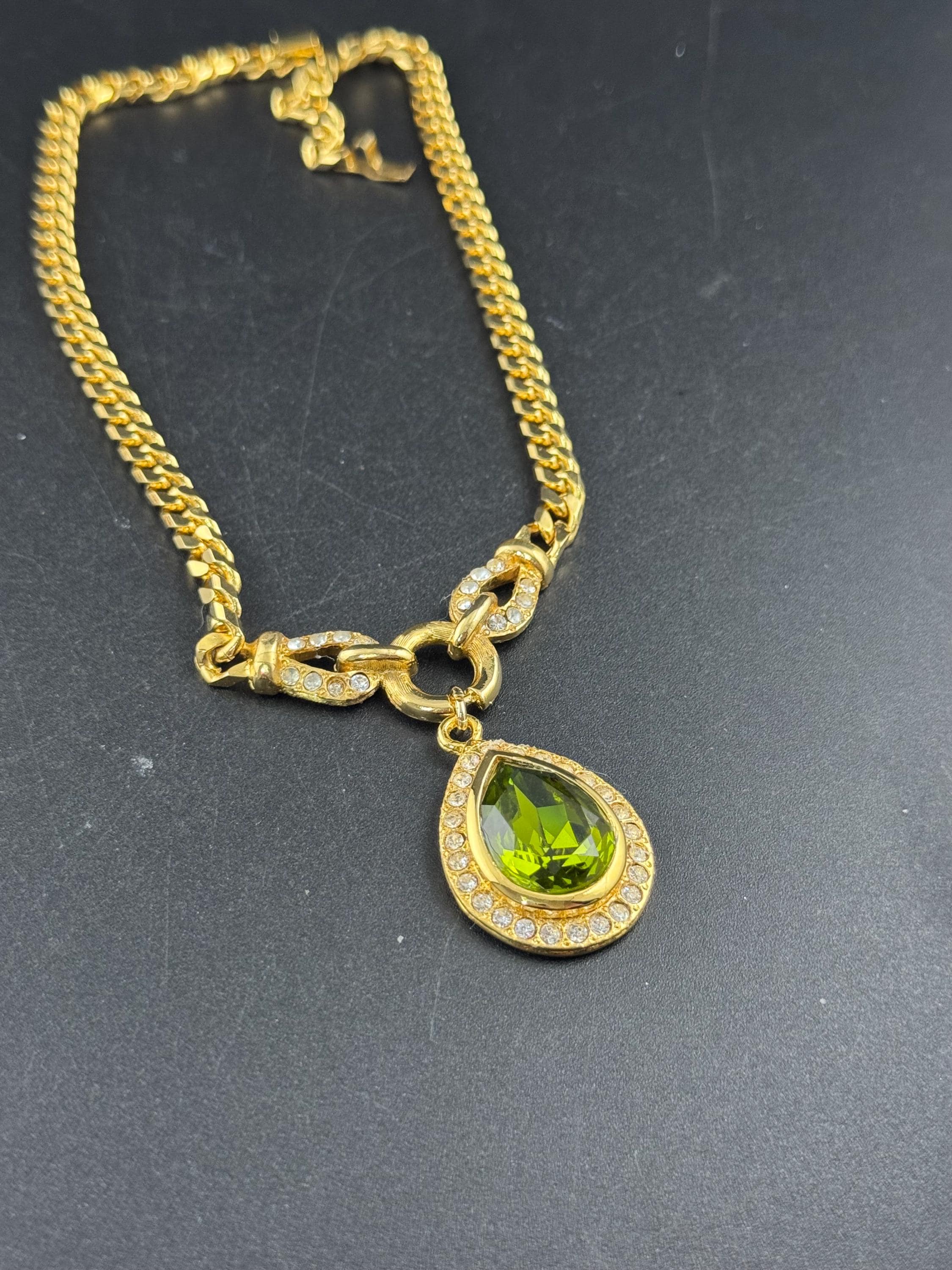 Vintage olive green and clear crystal teardrop pendant choker necklace 40cm, gold tone