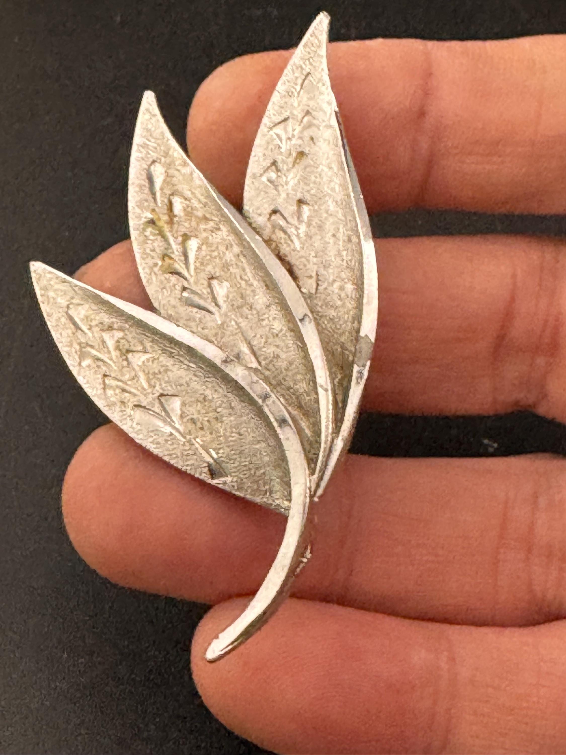 vintage modernist abstract leaf brooch, 6cm silver tone