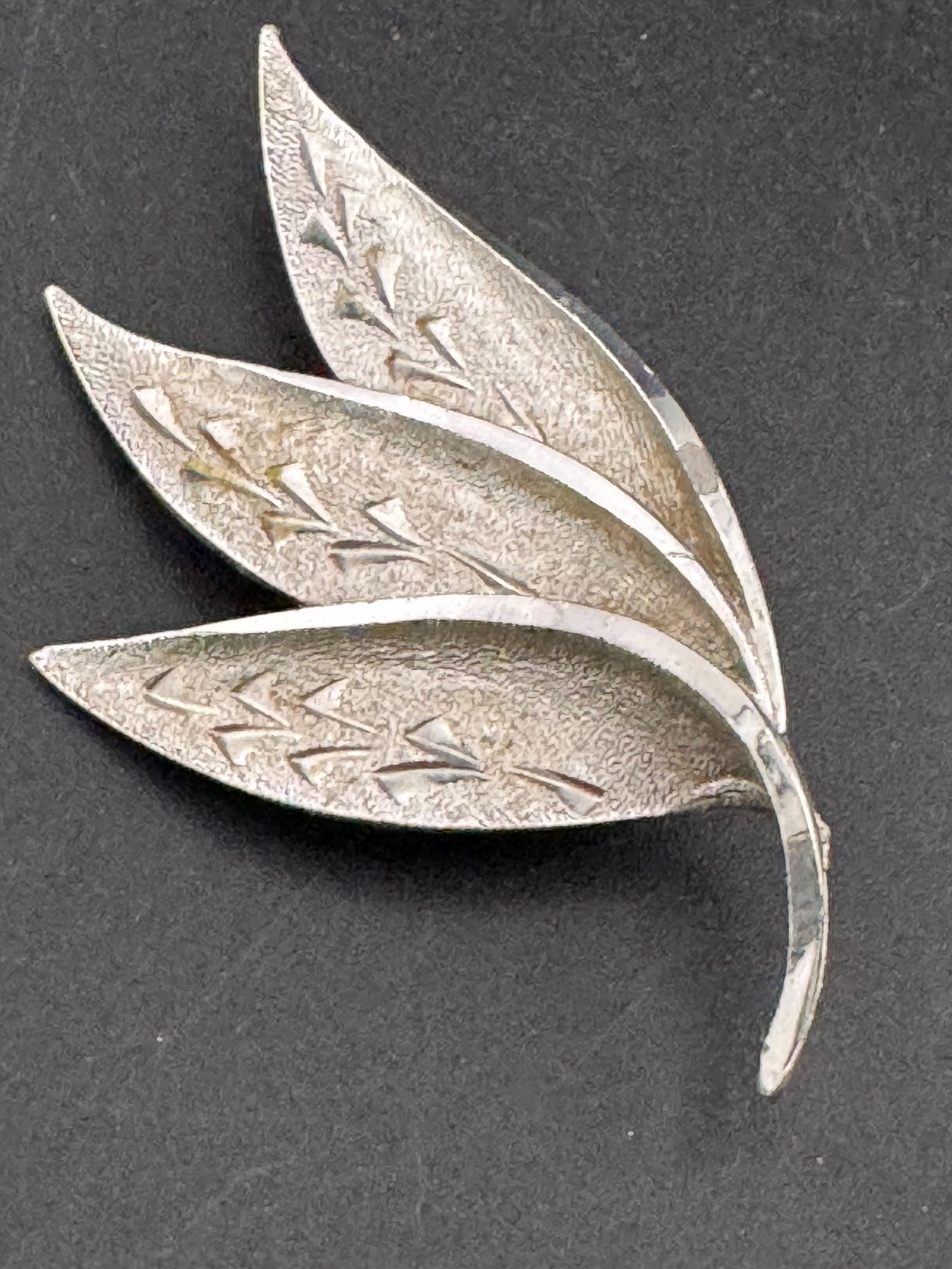 vintage modernist abstract leaf brooch, 6cm silver tone