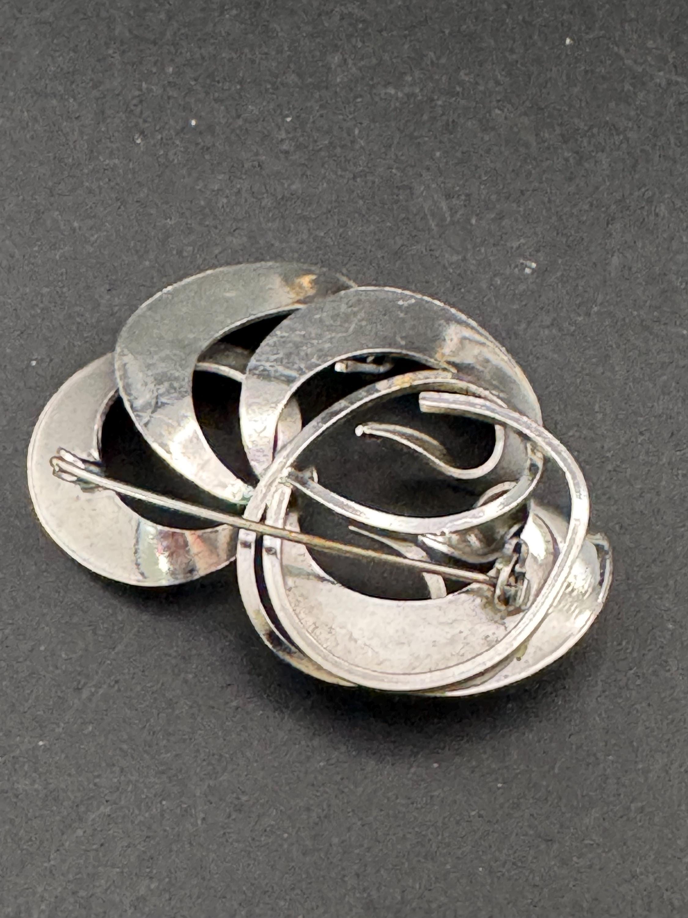 vintage abstract brutalist swirl ribbon brooch, 6cm silver tone