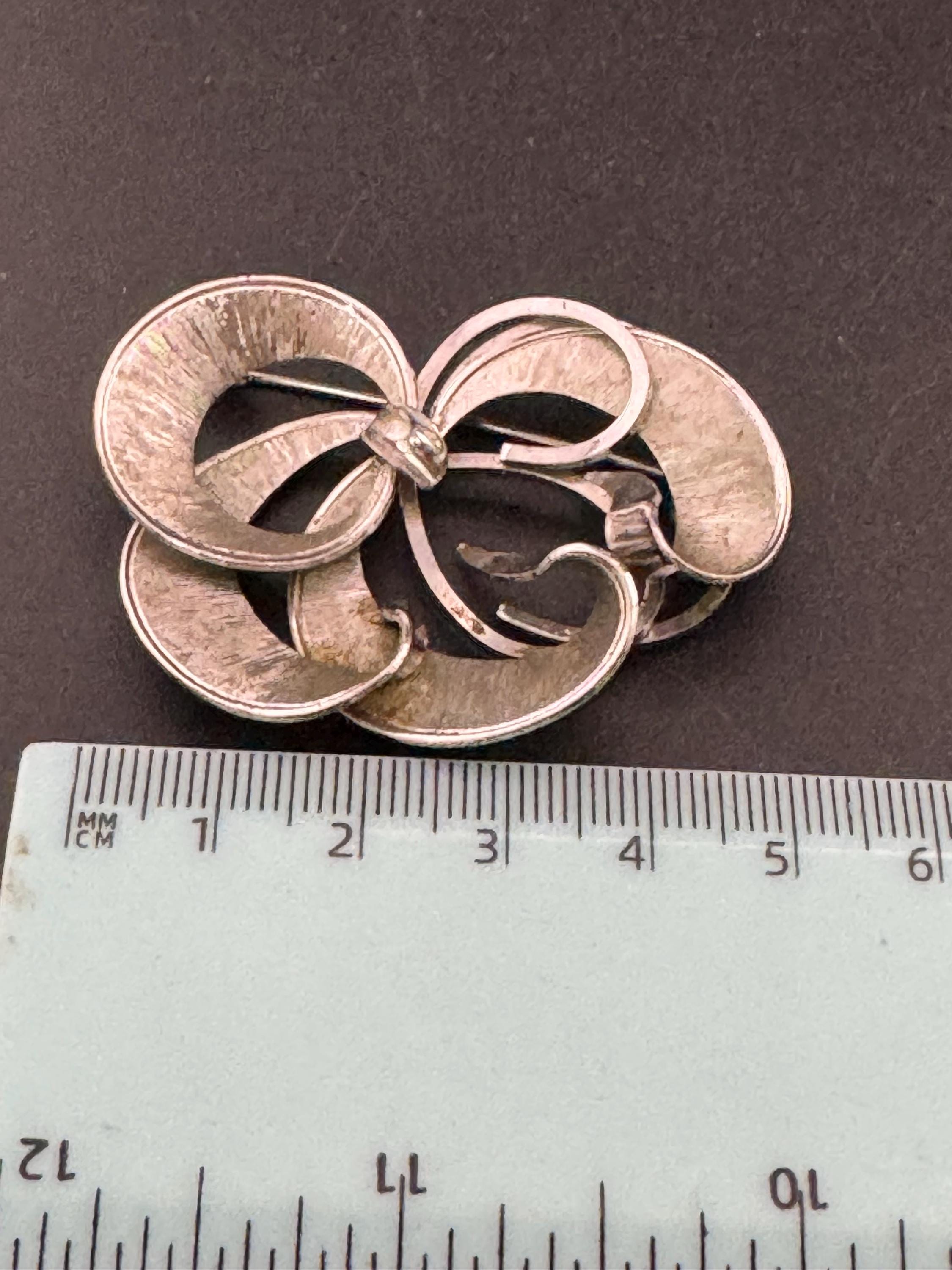 vintage abstract brutalist swirl ribbon brooch, 6cm silver tone