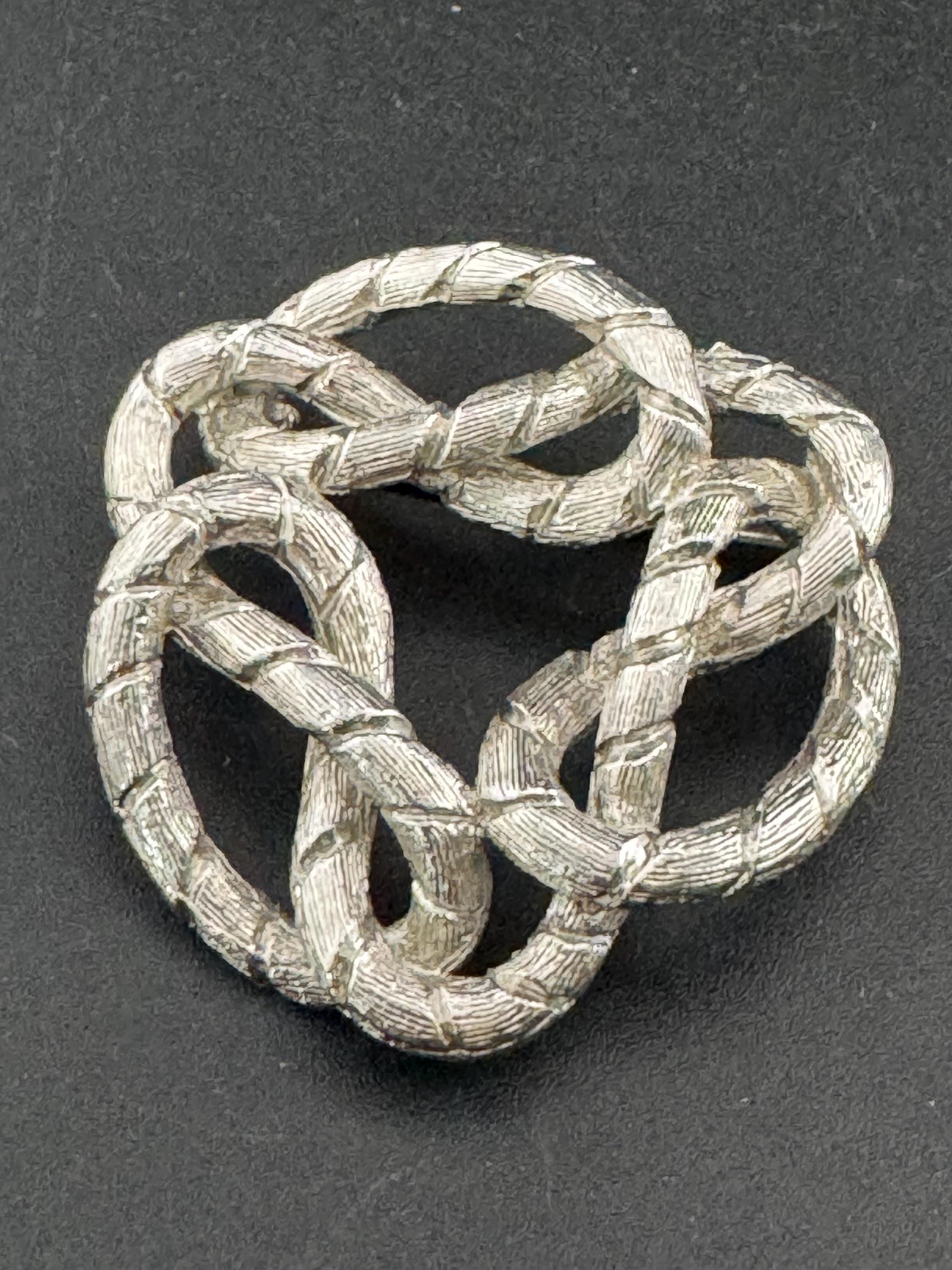 vintage abstract brutalist swirl rope knot brooch, 5cm silver tone