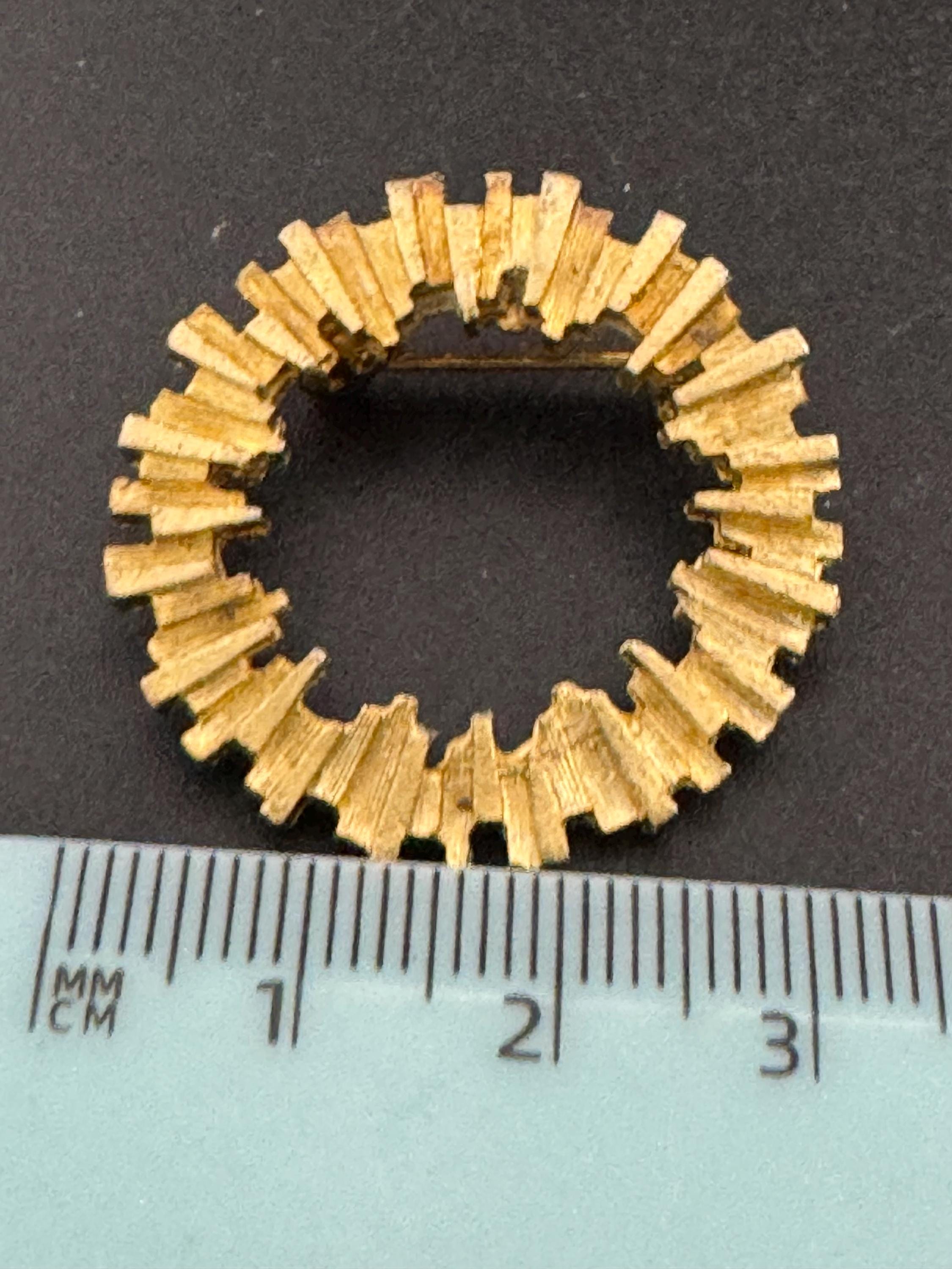vintage modernist brutalist round wreath brooch 3cm gold tone