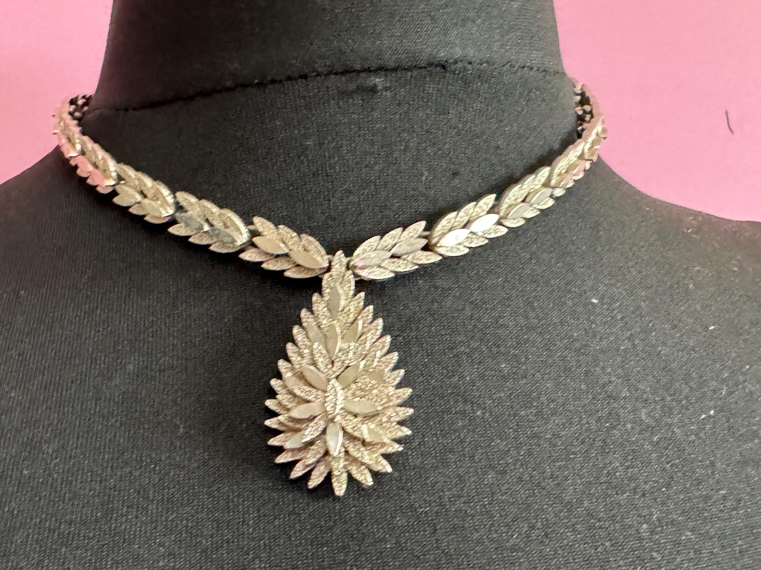 Vintage brutalist Teardrop pendant choker necklace 1970s
