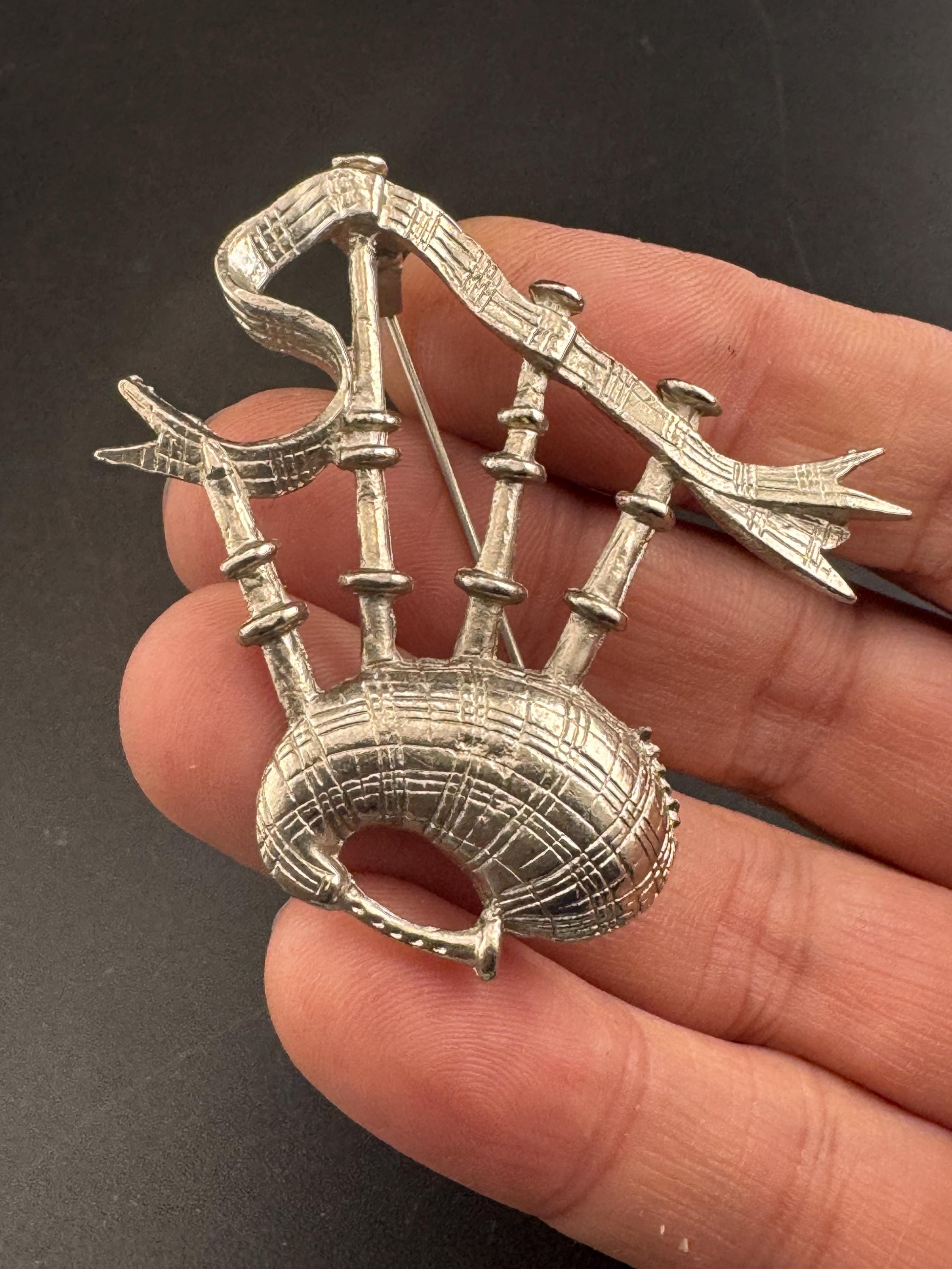 Vintage Scottish bagpipes brooch, silver tone , Celtic pin