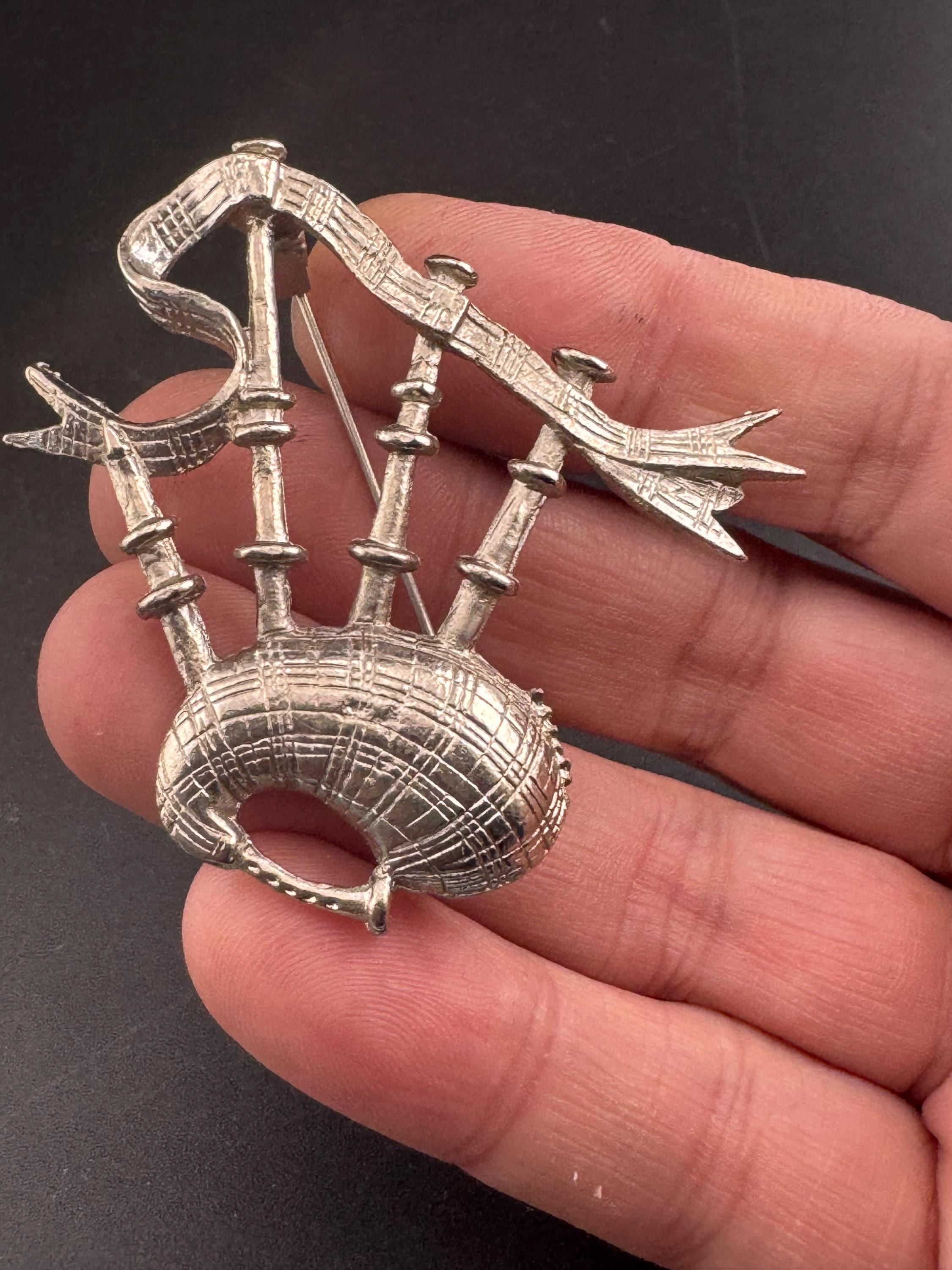 Vintage Scottish bagpipes brooch, silver tone , Celtic pin