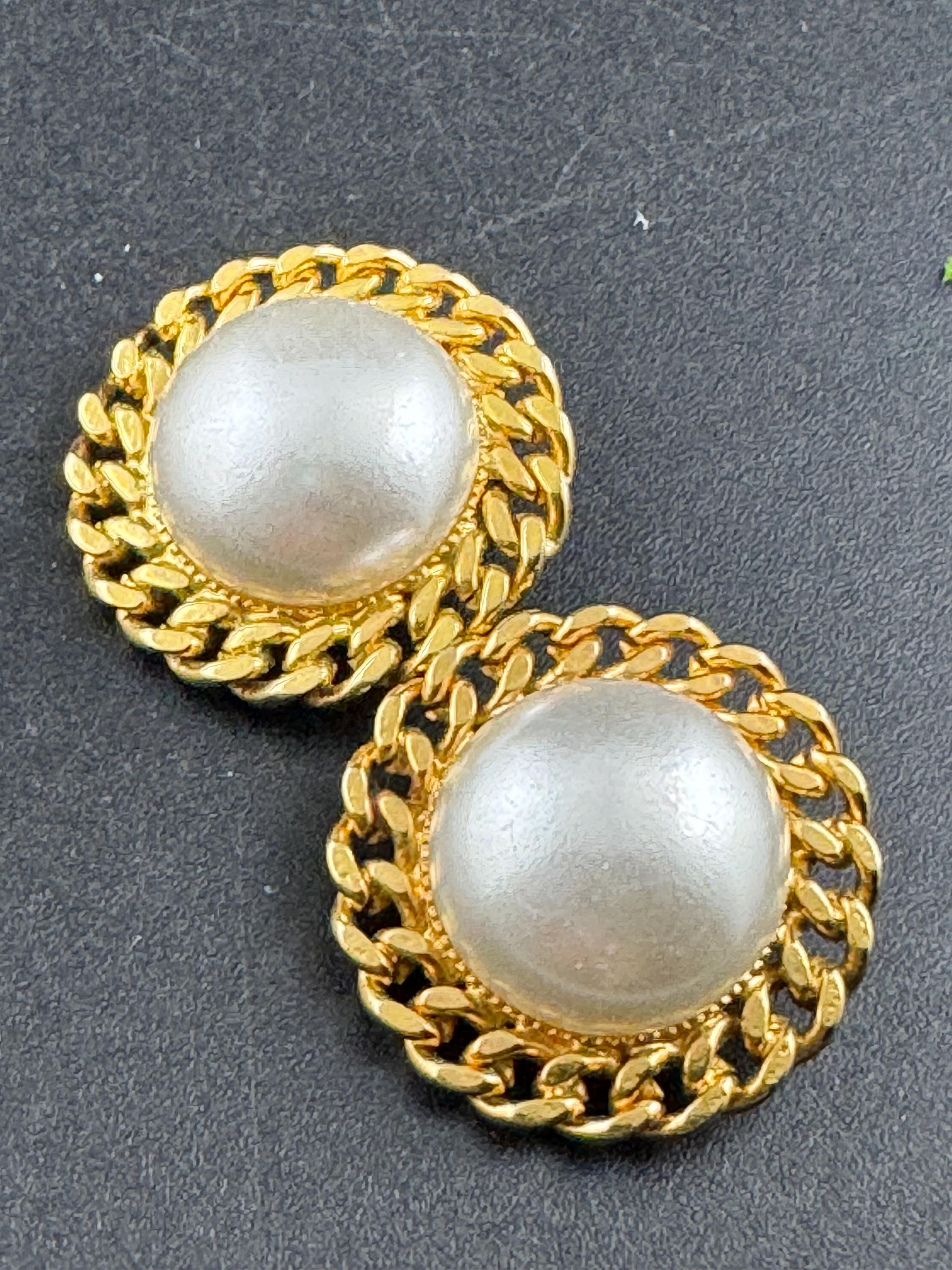 Vintage Chain link rope edge round faux Pearl clip on earrings