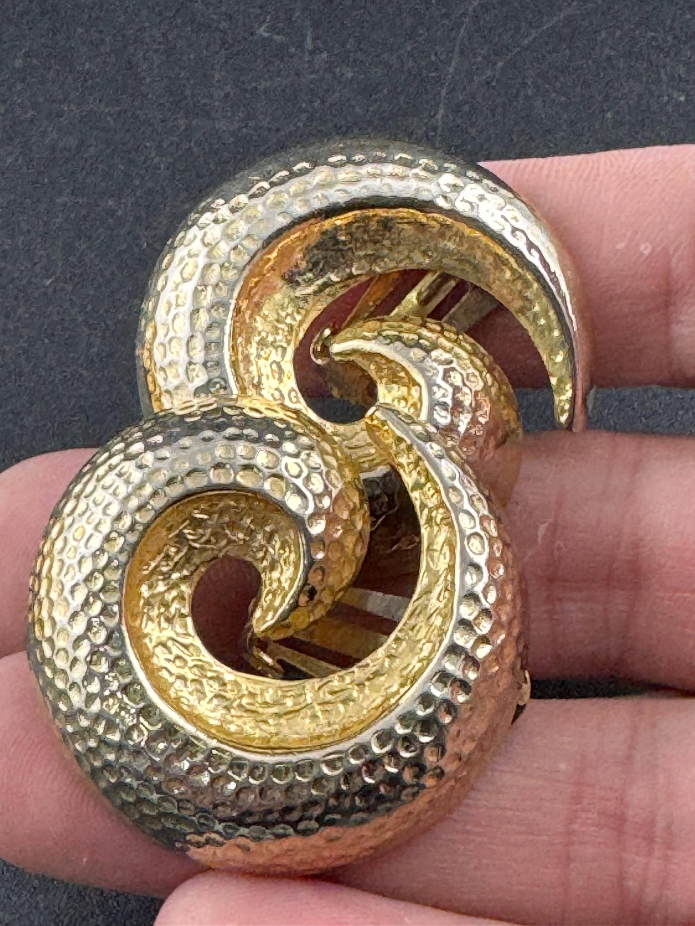 Large 3cm abstract clip on earrings, oversized Vintage gold tone swirls