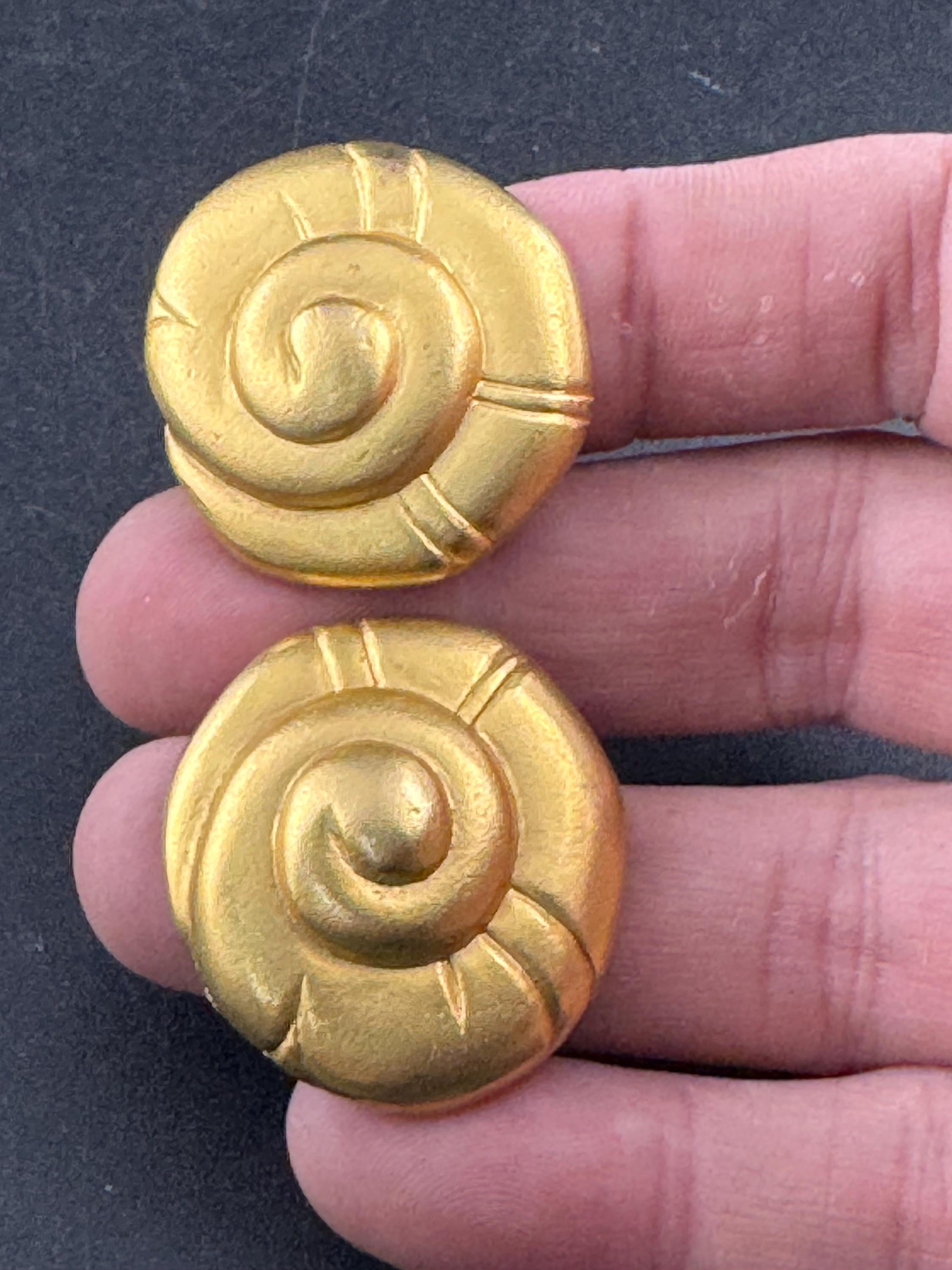 Vintage nautical seashell anmonite clip on earrings, 1980s Matt gold tone tone