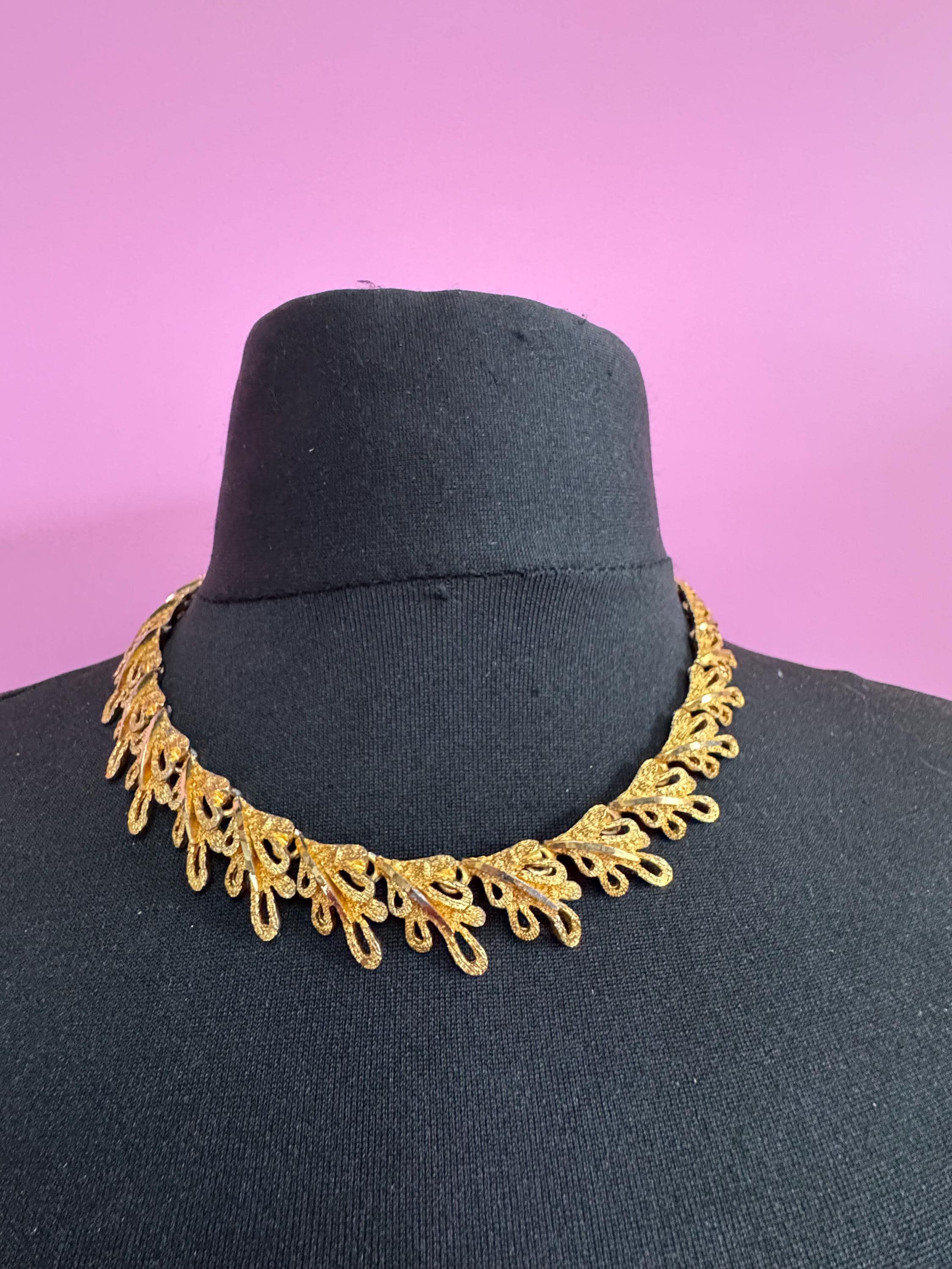 Vintage brutalist modernist leaf choker necklace, gold textured Links
