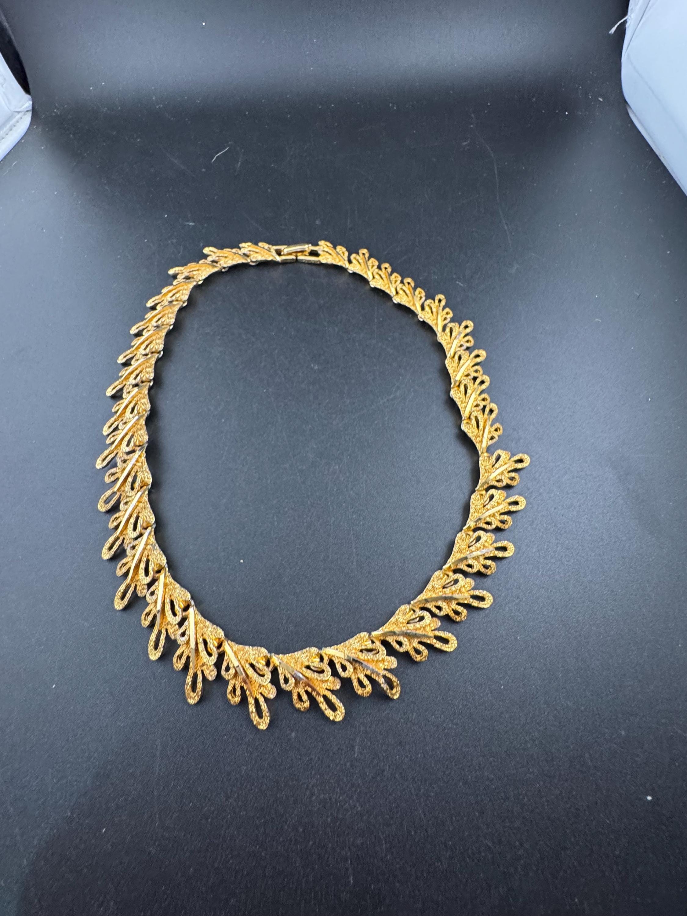 Vintage brutalist modernist leaf choker necklace, gold textured Links