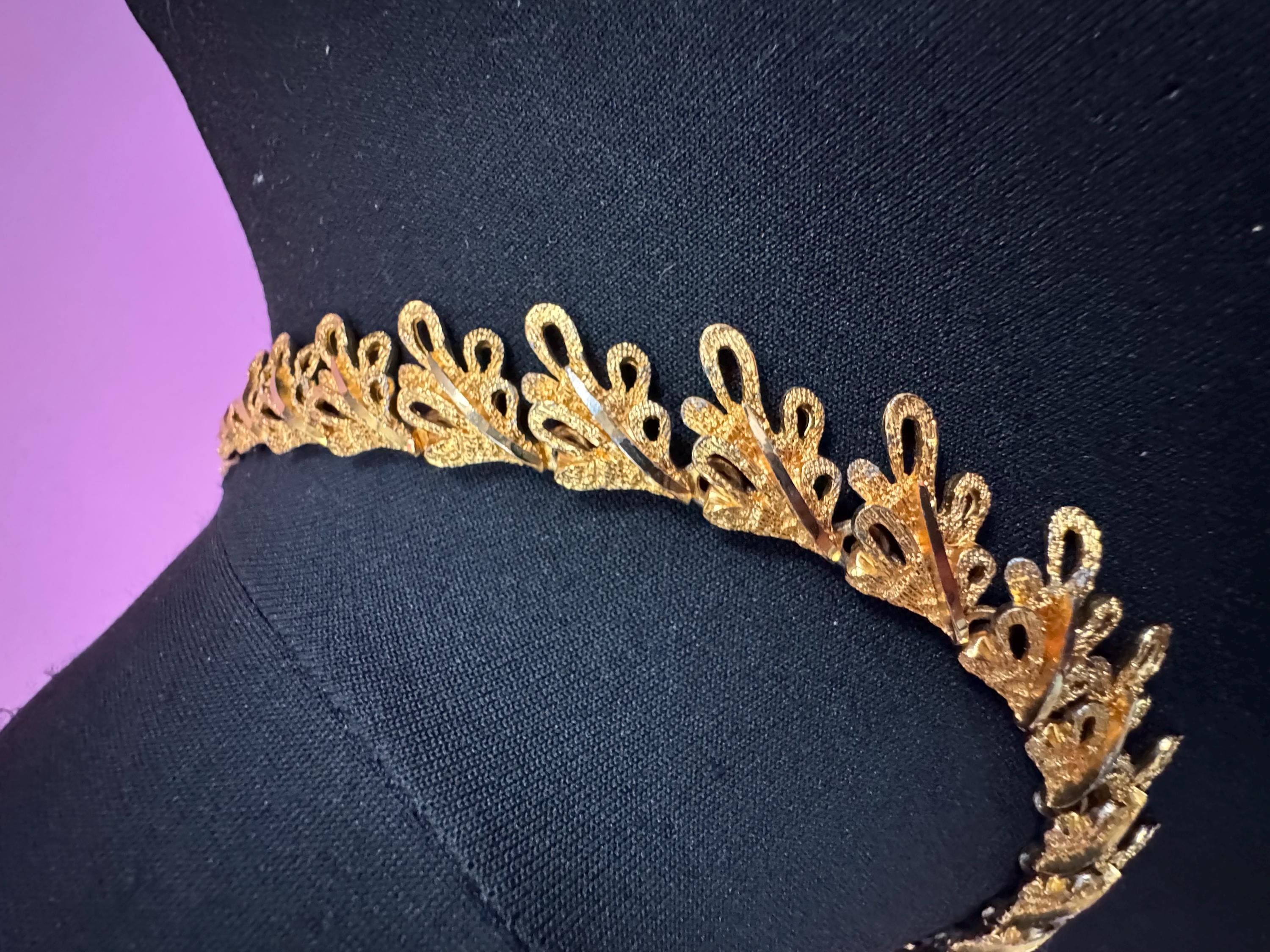 Vintage brutalist modernist leaf choker necklace, gold textured Links