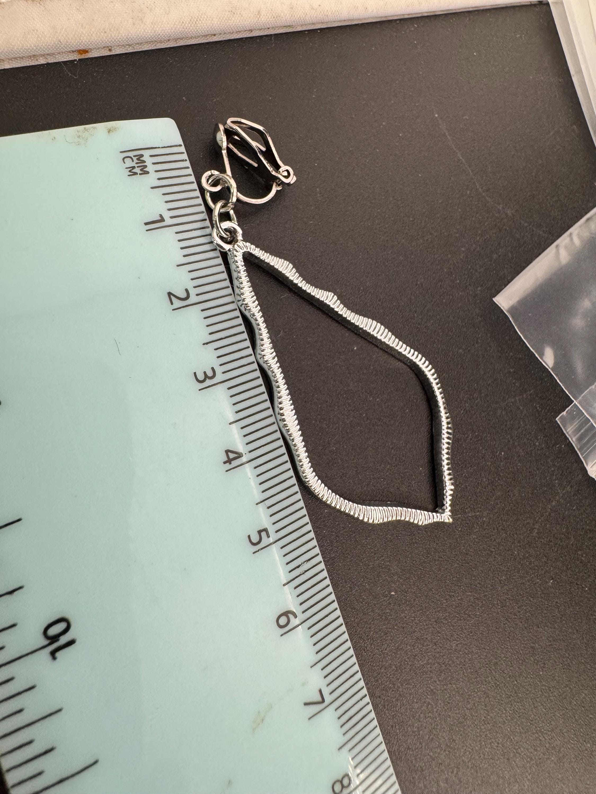 Retro modernist long dangly teardrop drop earrings, clip on silver tone