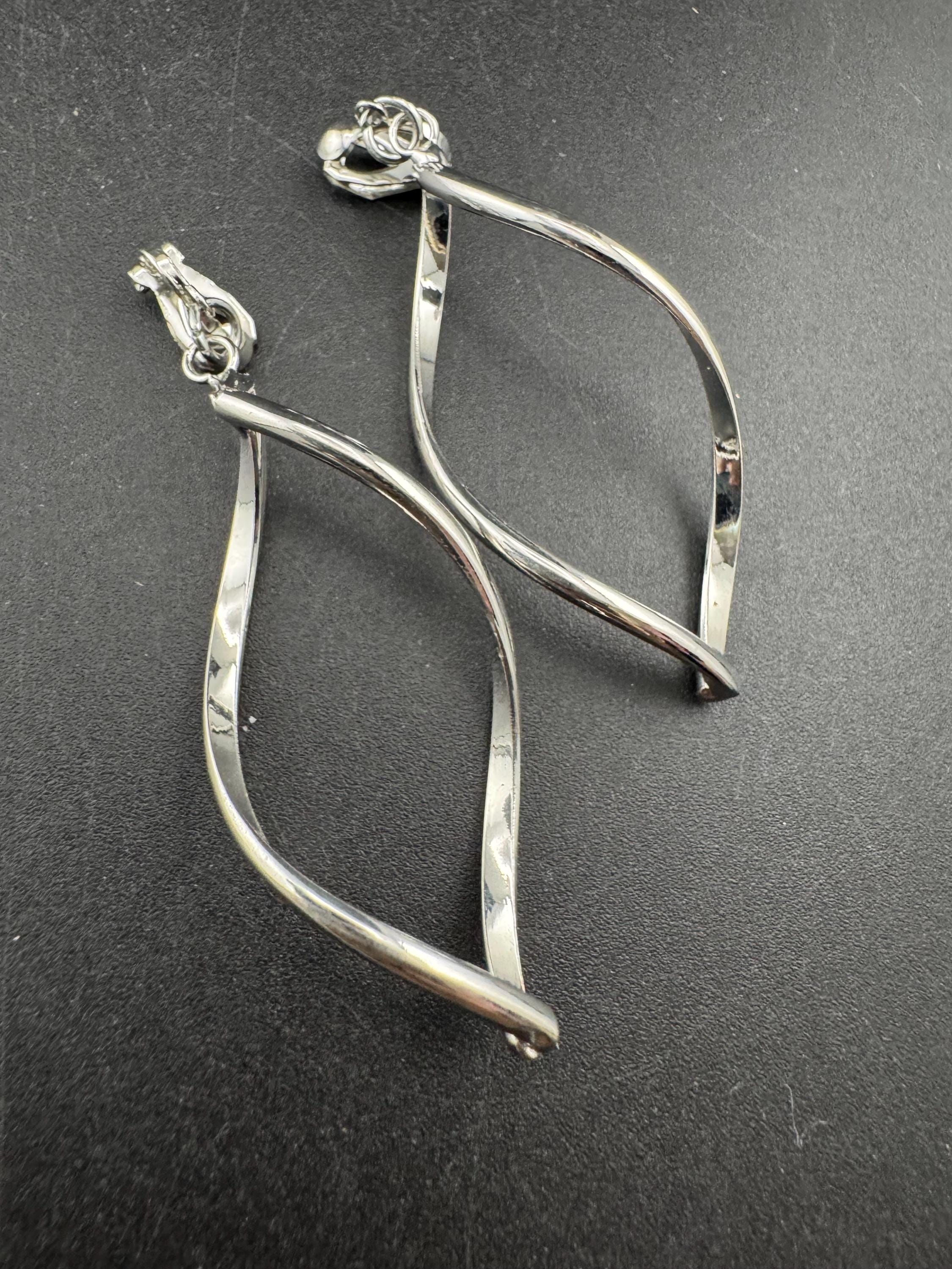 Retro modernist long dangly helix drop earrings, clip on silver tone