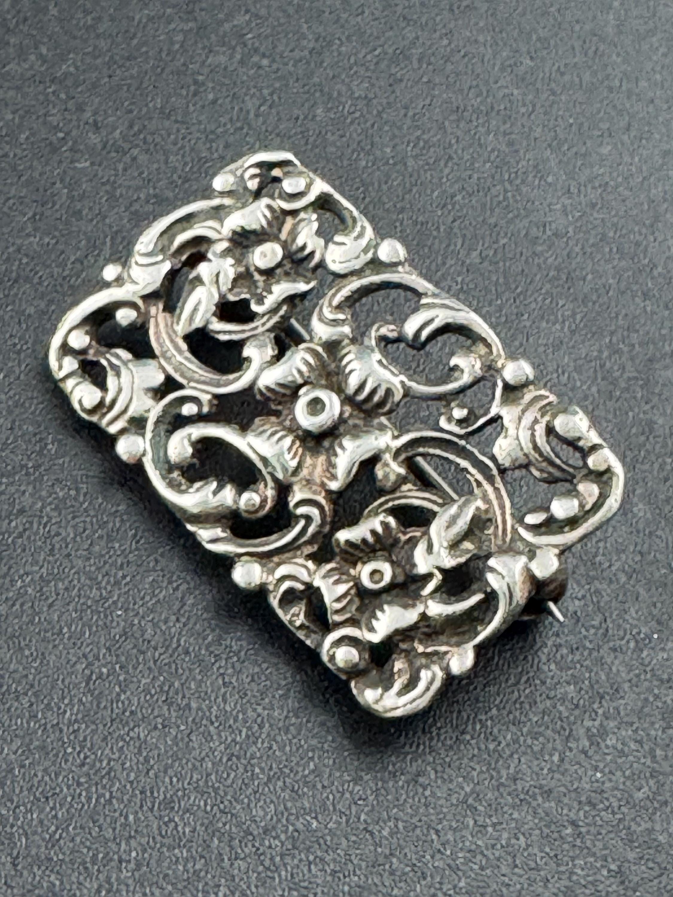 5.2gms Antique 835 grade continental silver art nouveau floral brooch