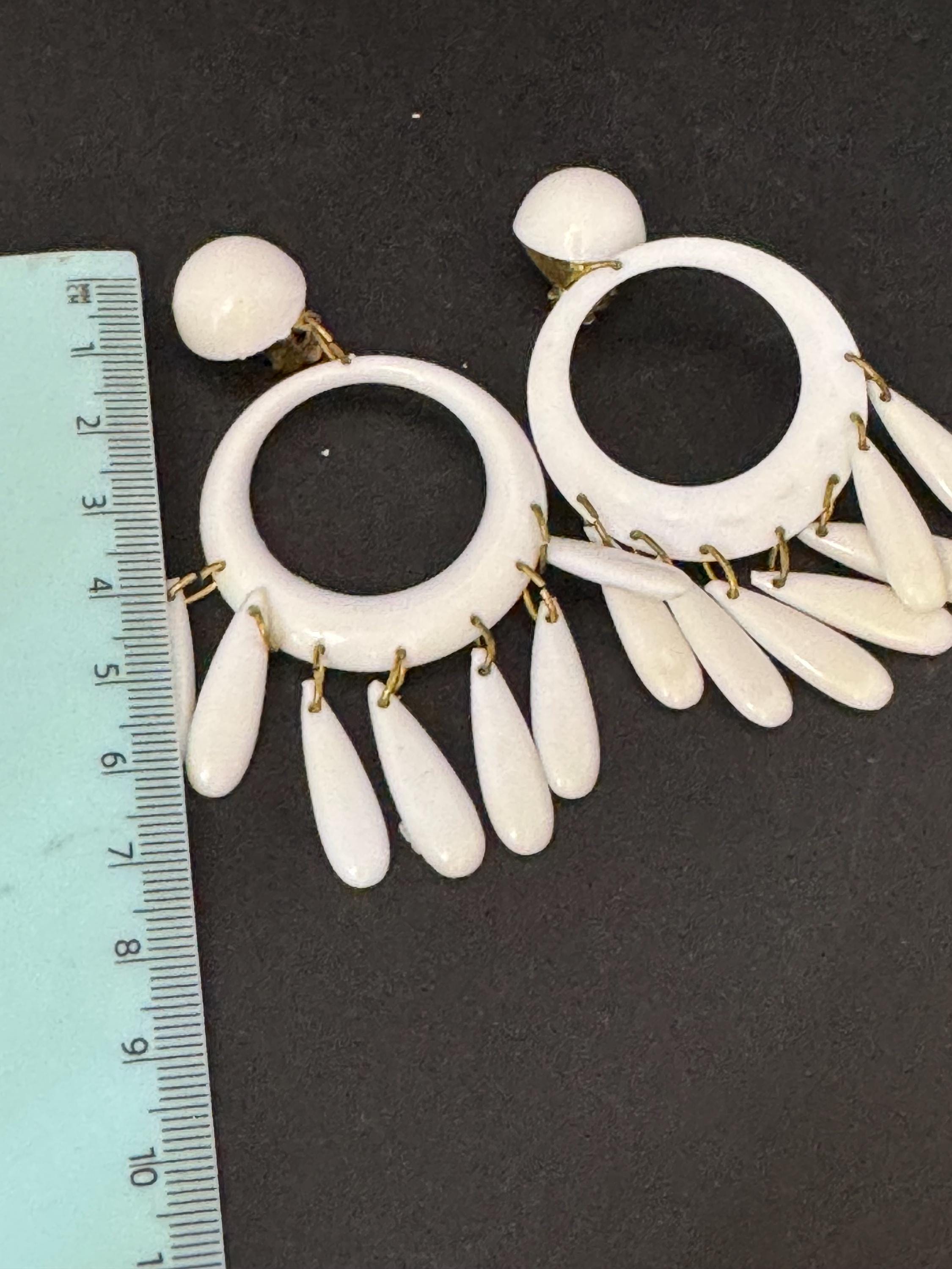 Oversized 7cm vintage white plastic dangly chandelier Clip On Earrings