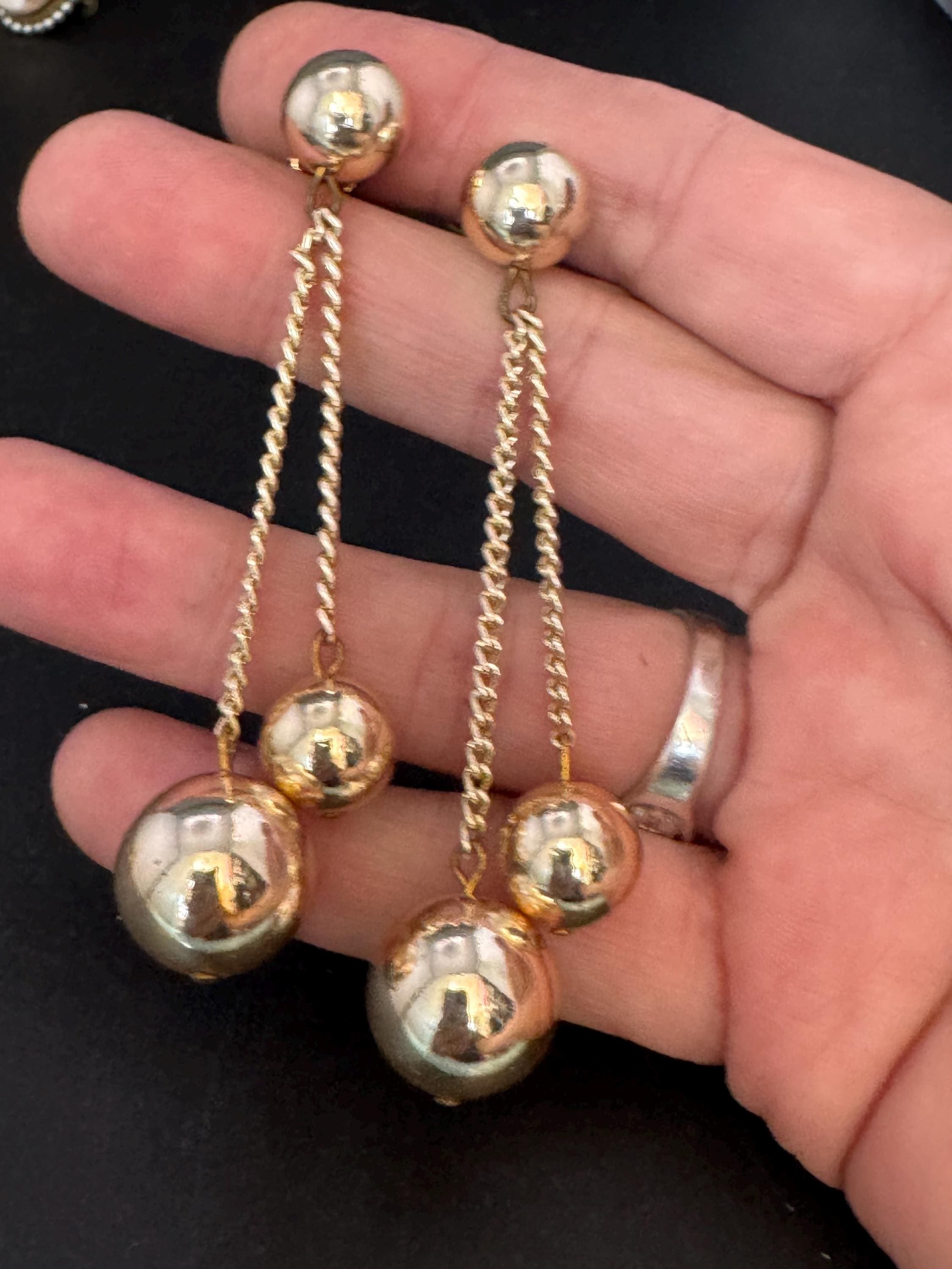 Vintage gold tone 1970s chain link ball beads dangly clip on earrings