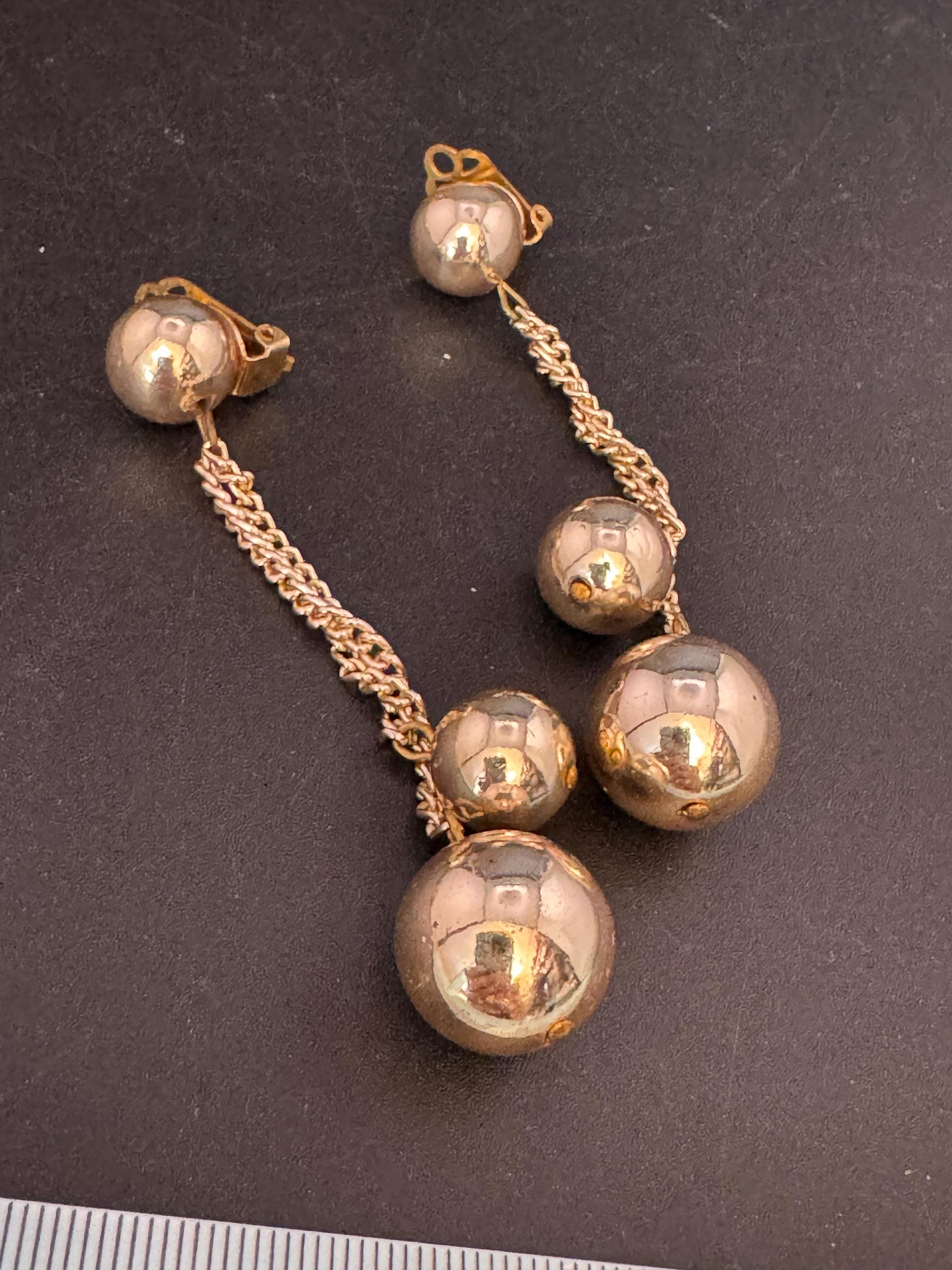 Vintage gold tone 1970s chain link ball beads dangly clip on earrings
