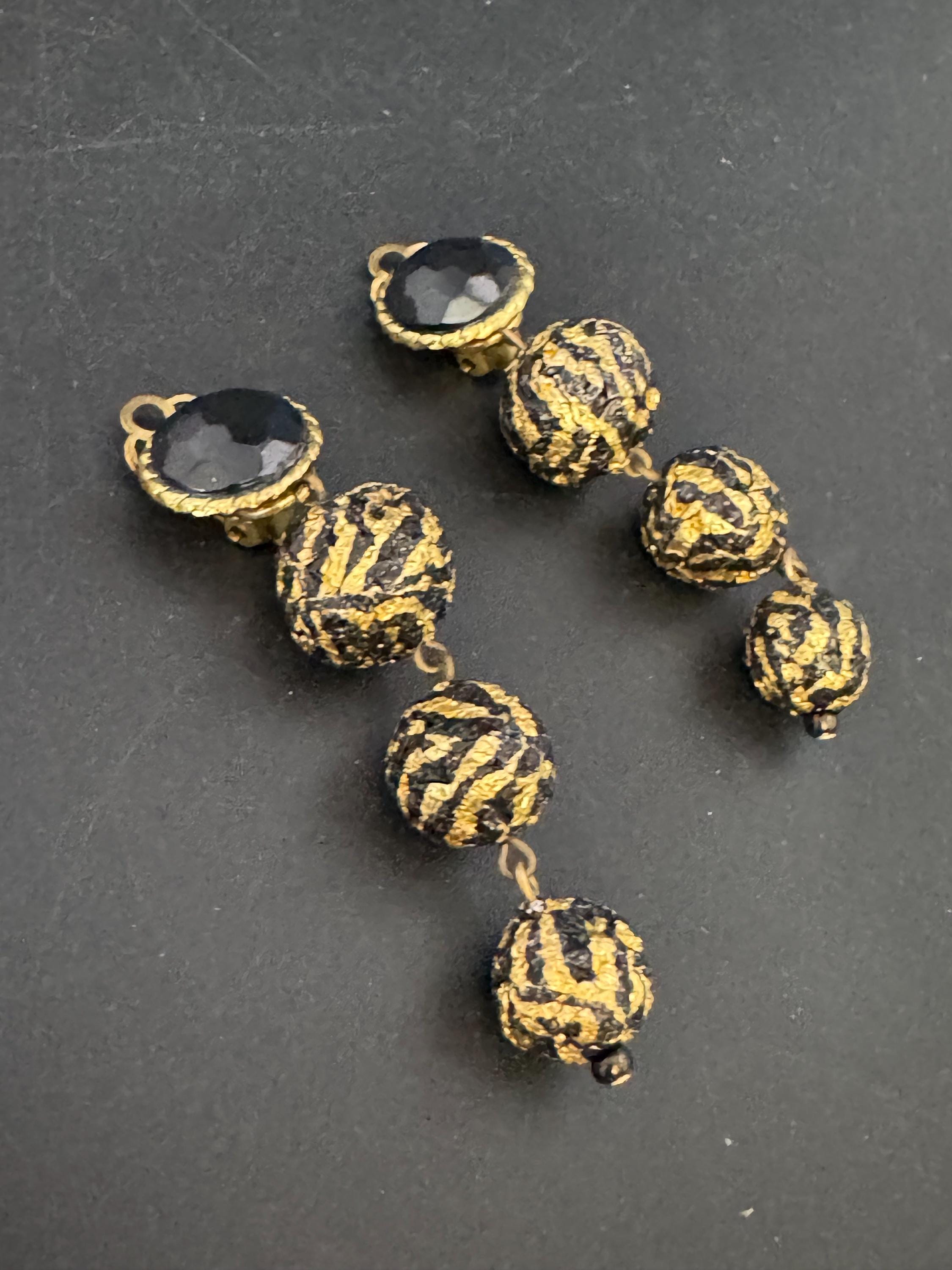 1950s Black and gold plastic beaded pair dangly drop clip on earrings