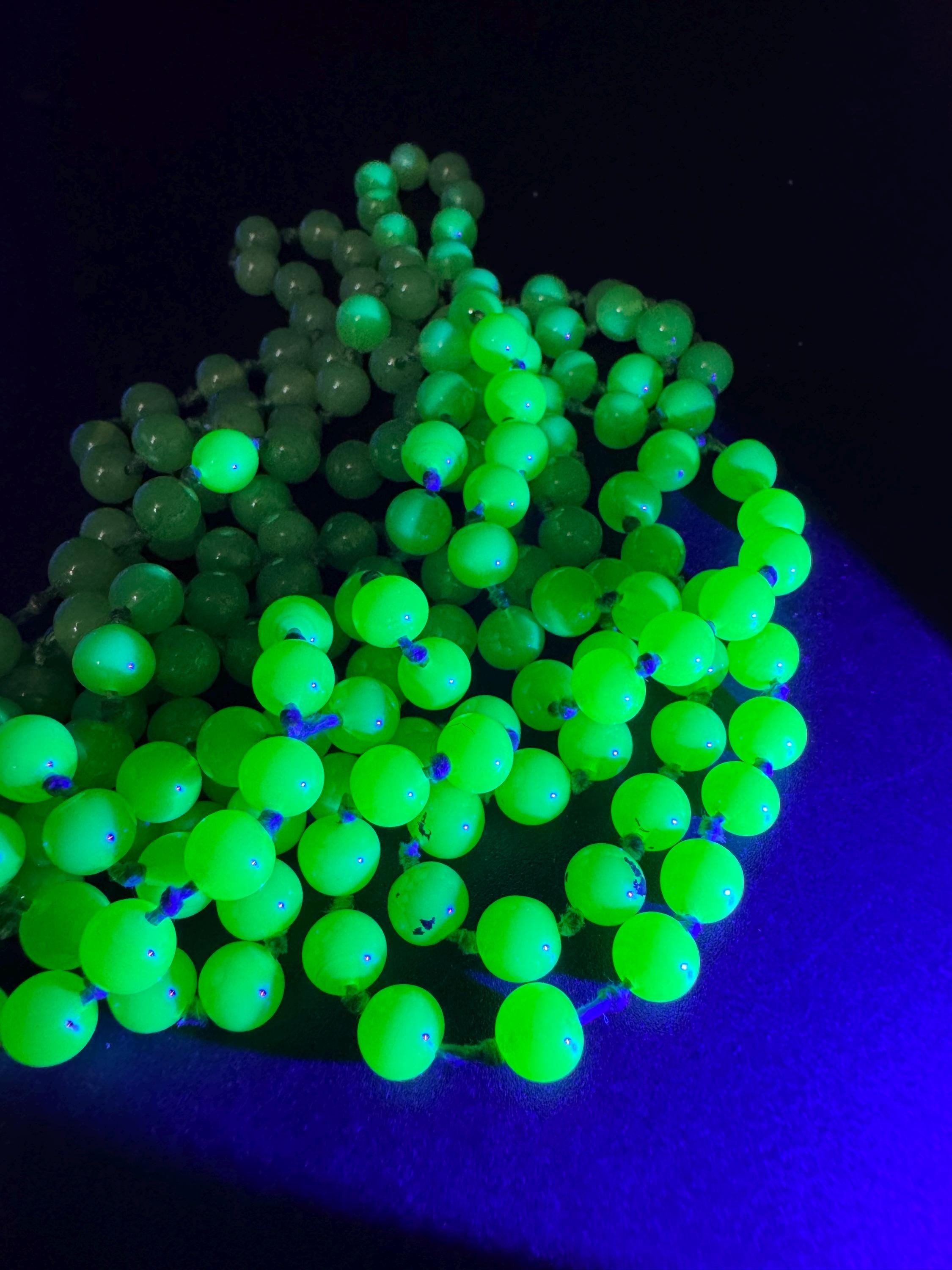 vintage Uranium UV glass beaded long necklace 168cm, flapper beads