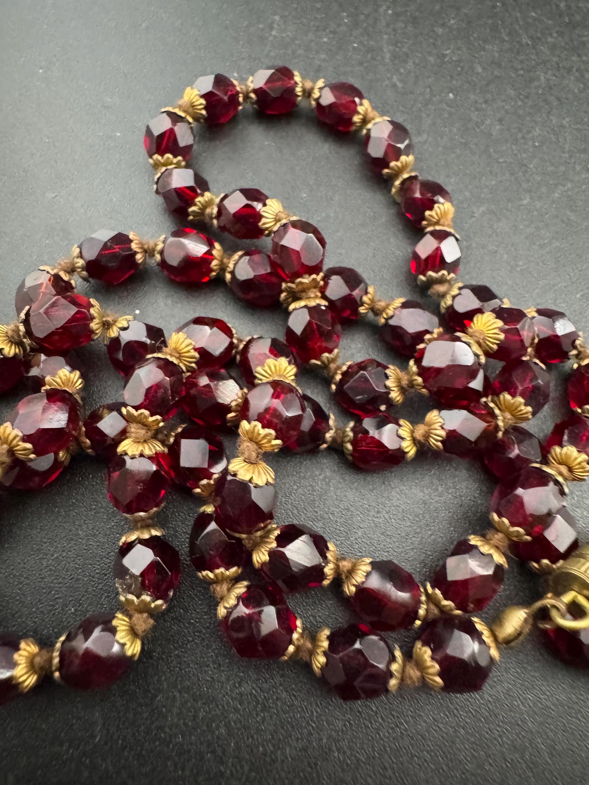 Vintage Art Deco red faceted glass beaded necklace 61cm