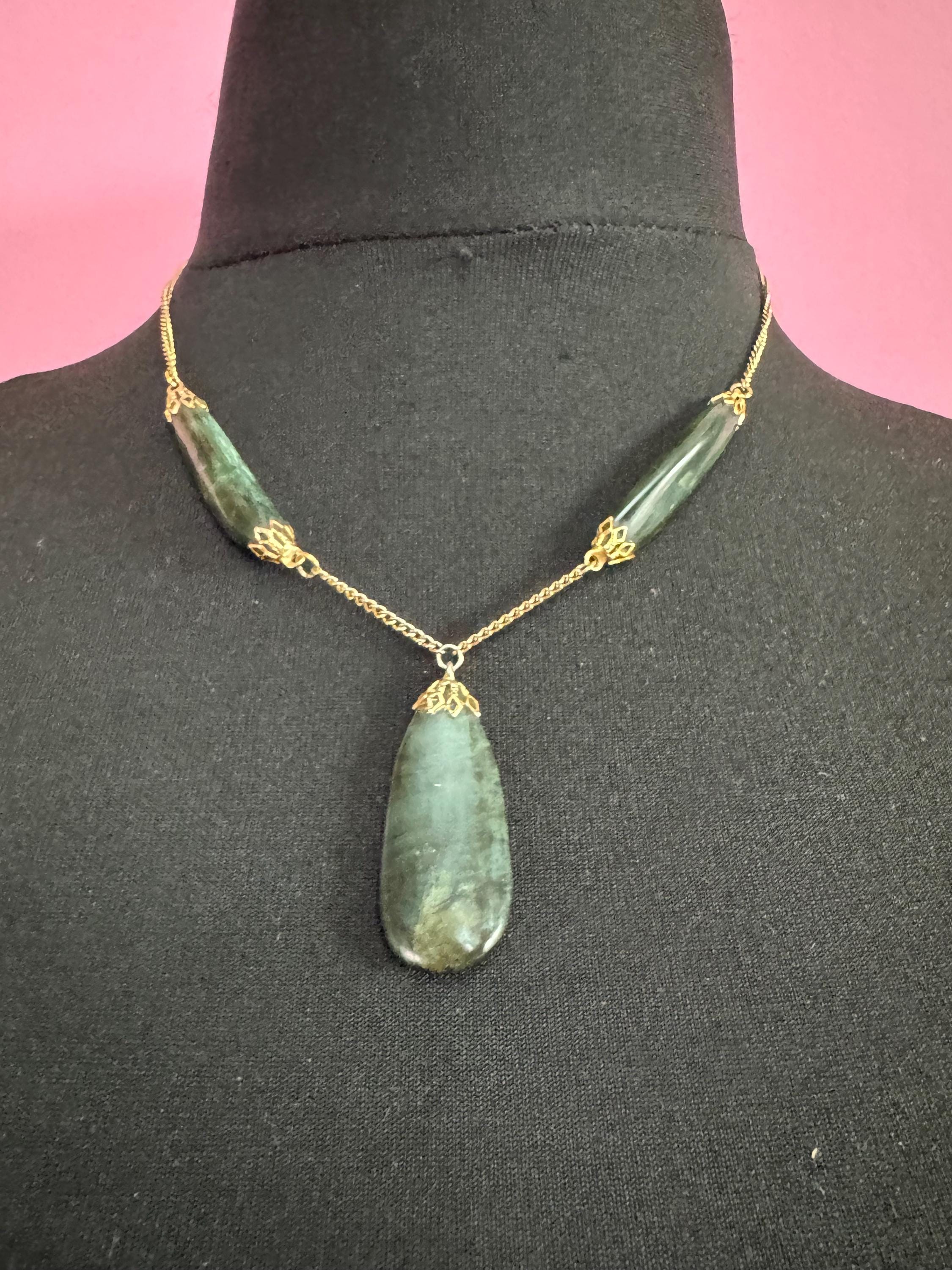 Vintage Green gemstone jade pendant drop necklace 47cm