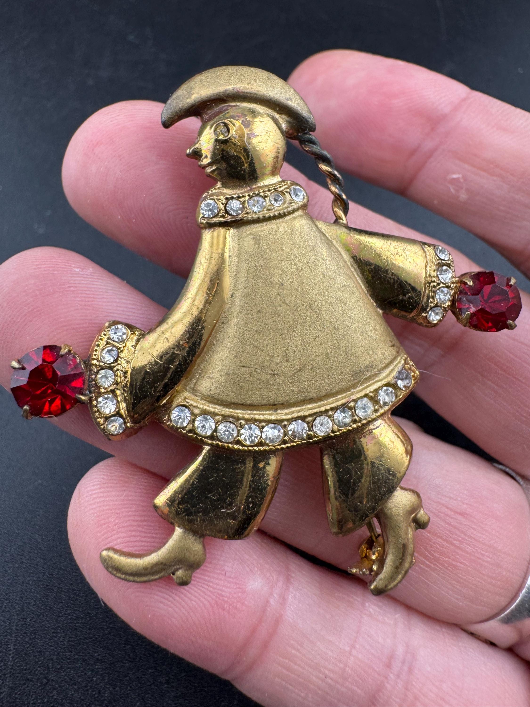 Vintage China man art deco ruby paste brass brooch