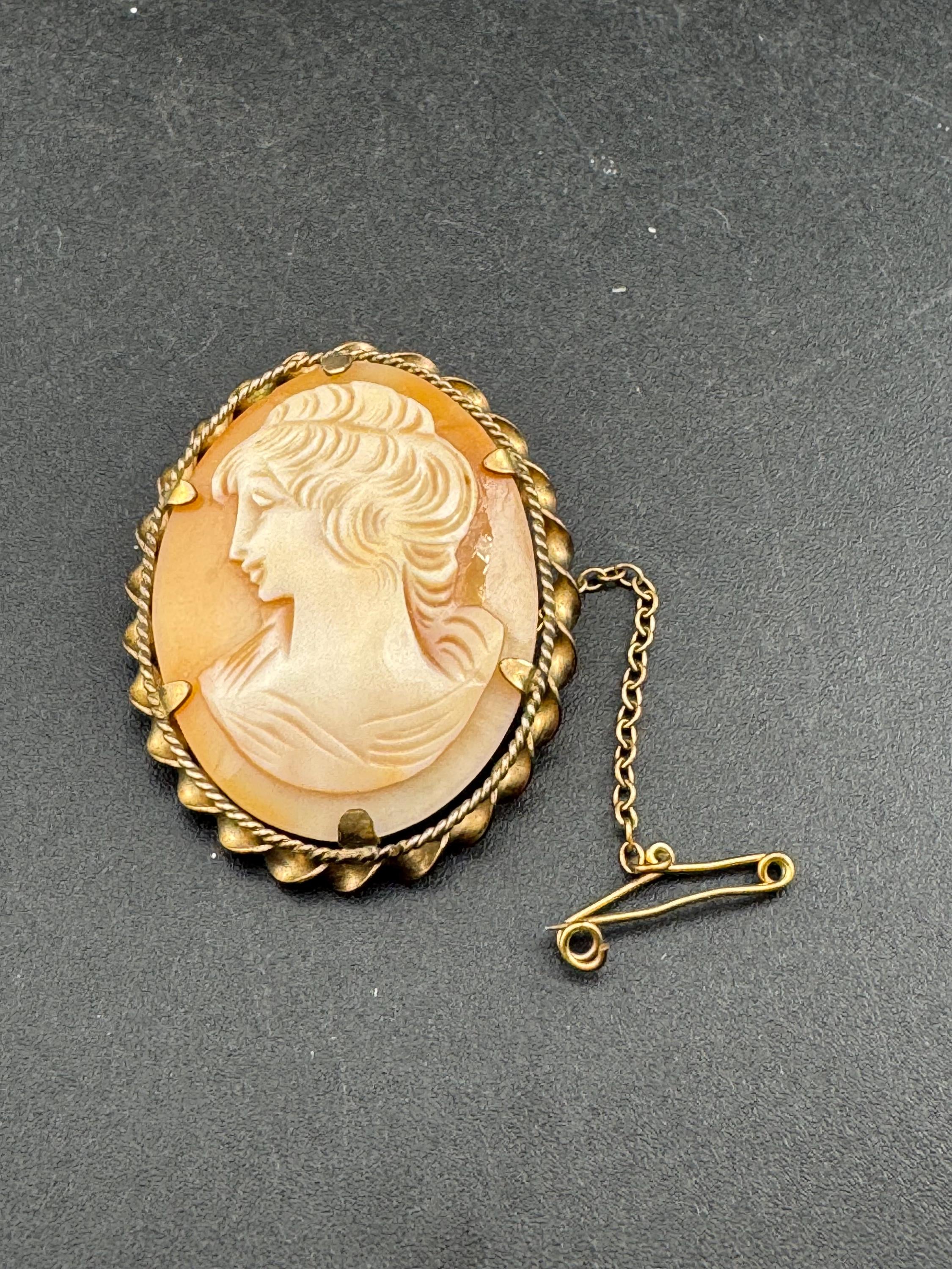 Rolled gold carved shell cameo brooch , 4cm safety clasp