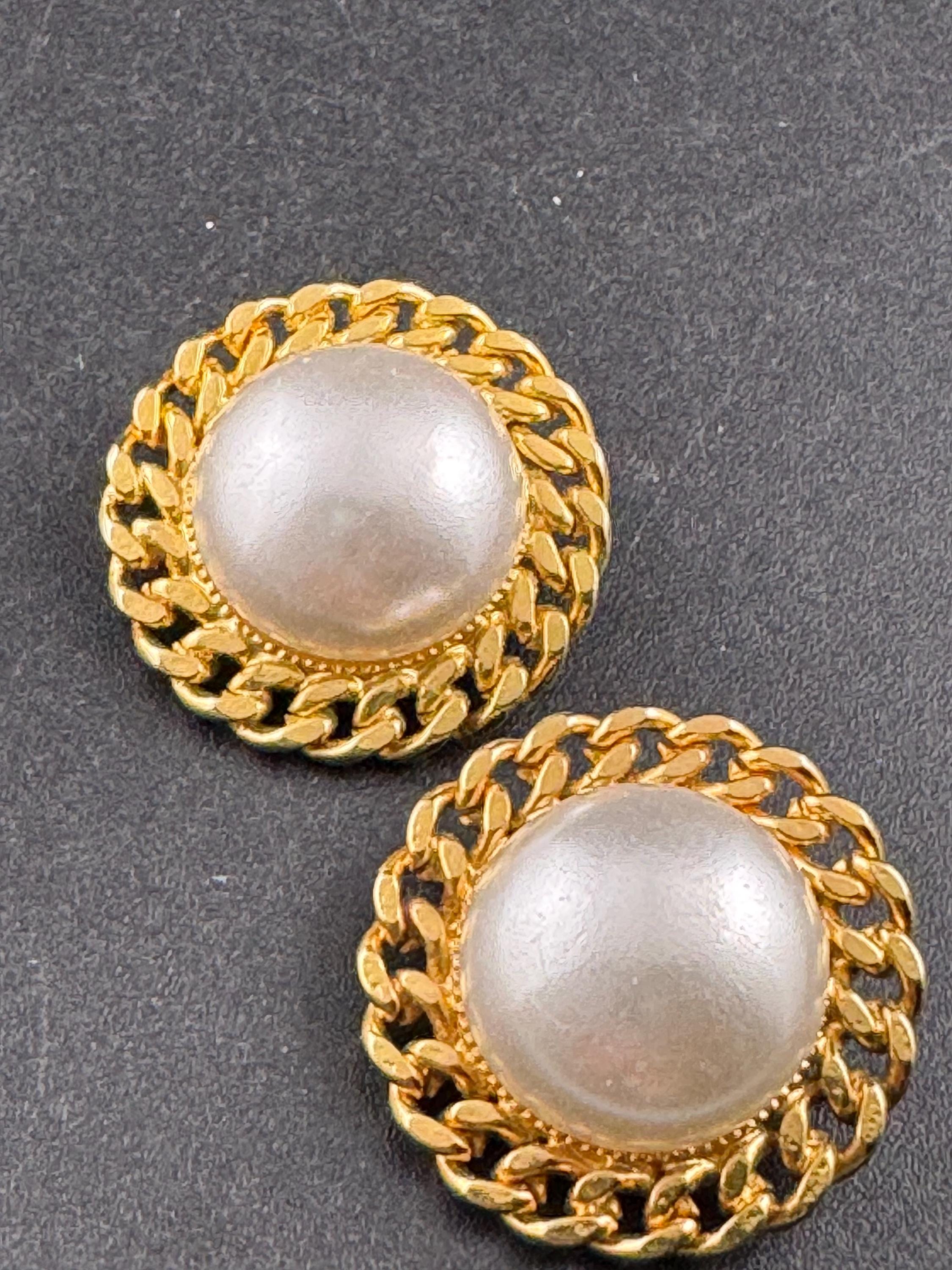 Vintage Chain link rope edge round faux Pearl clip on earrings