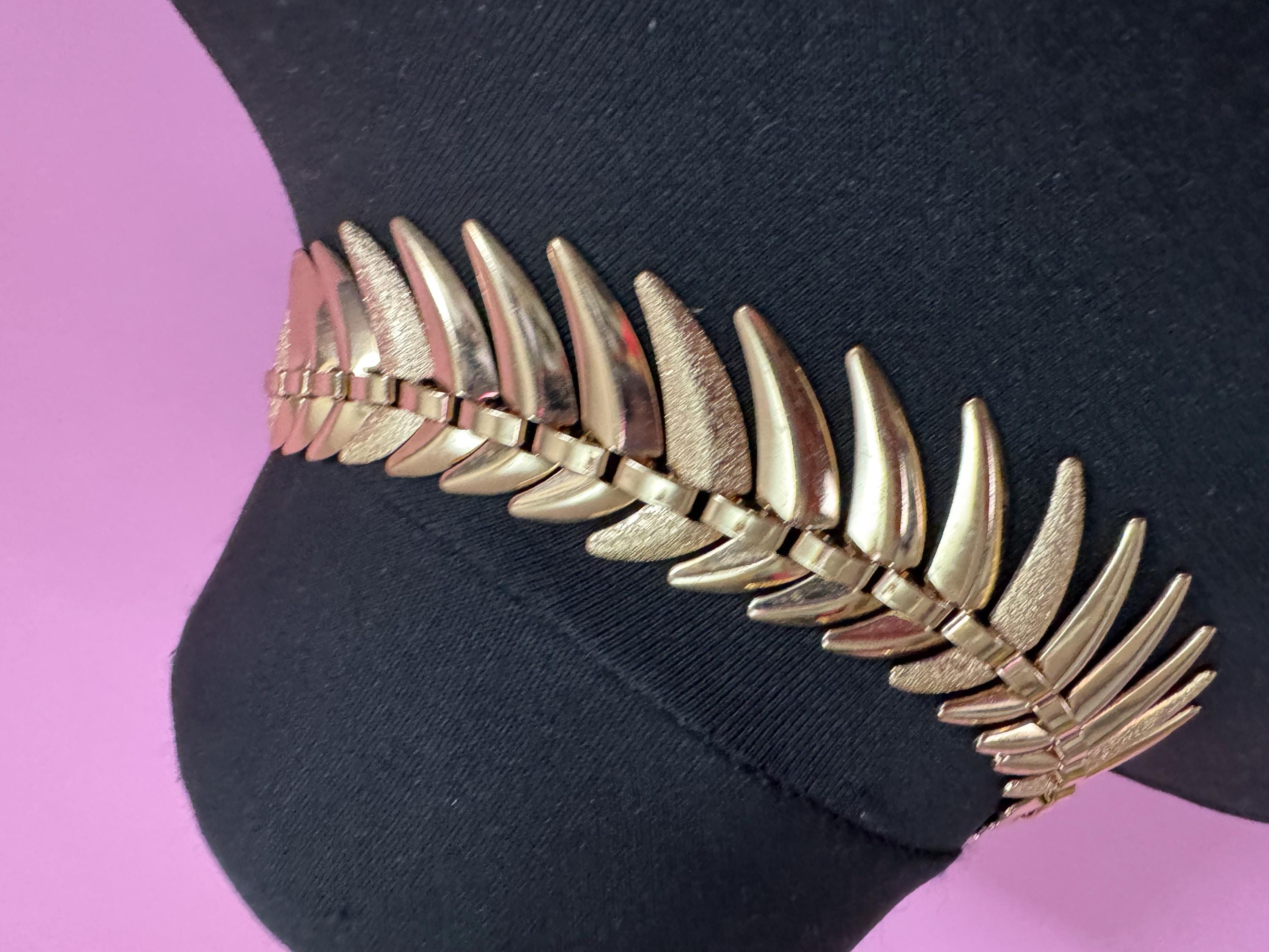 Vintage Gold Tone Chevron Choker Necklace - 44 x 3cm