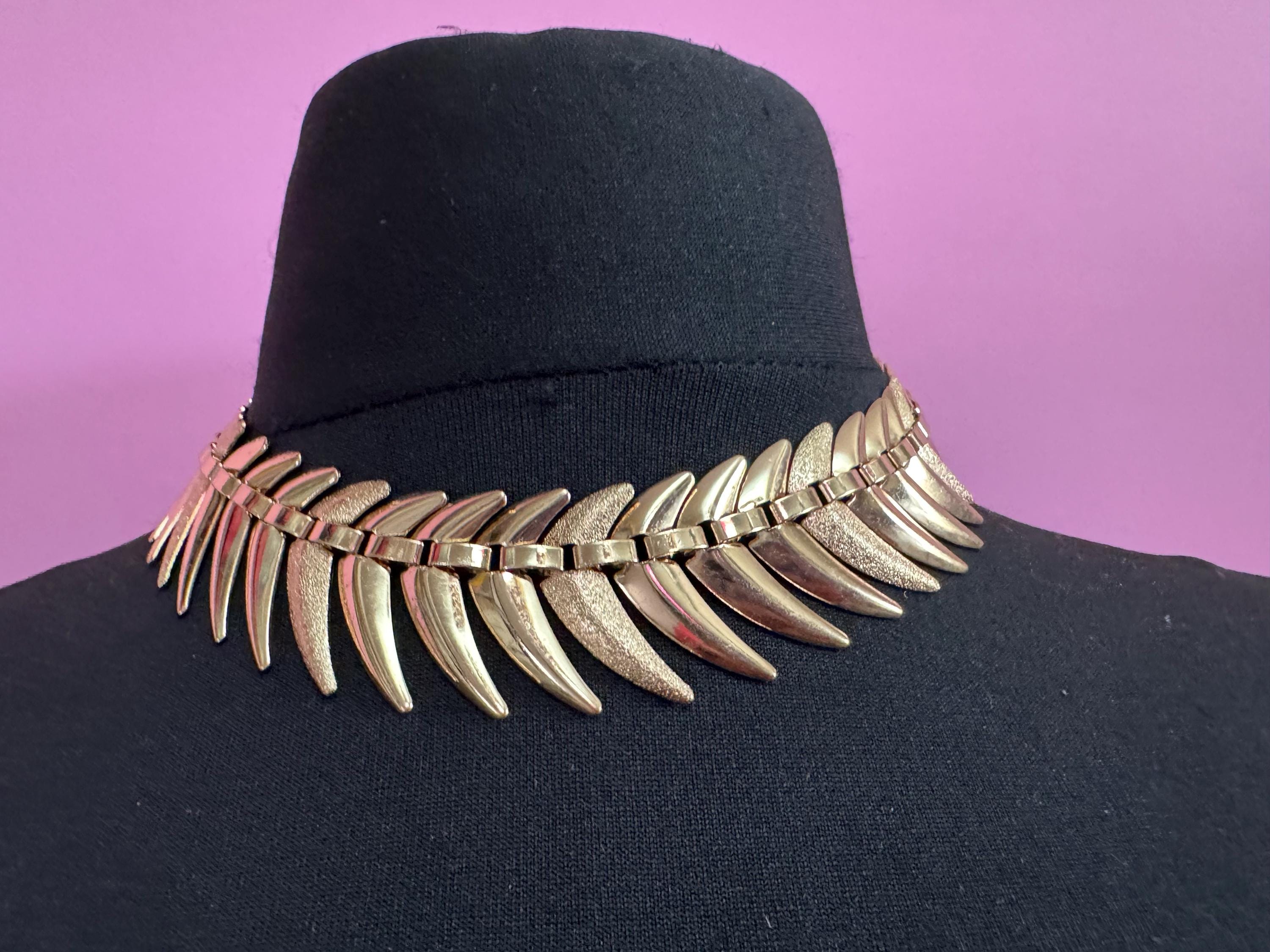 Vintage Gold Tone Chevron Choker Necklace - 44 x 3cm