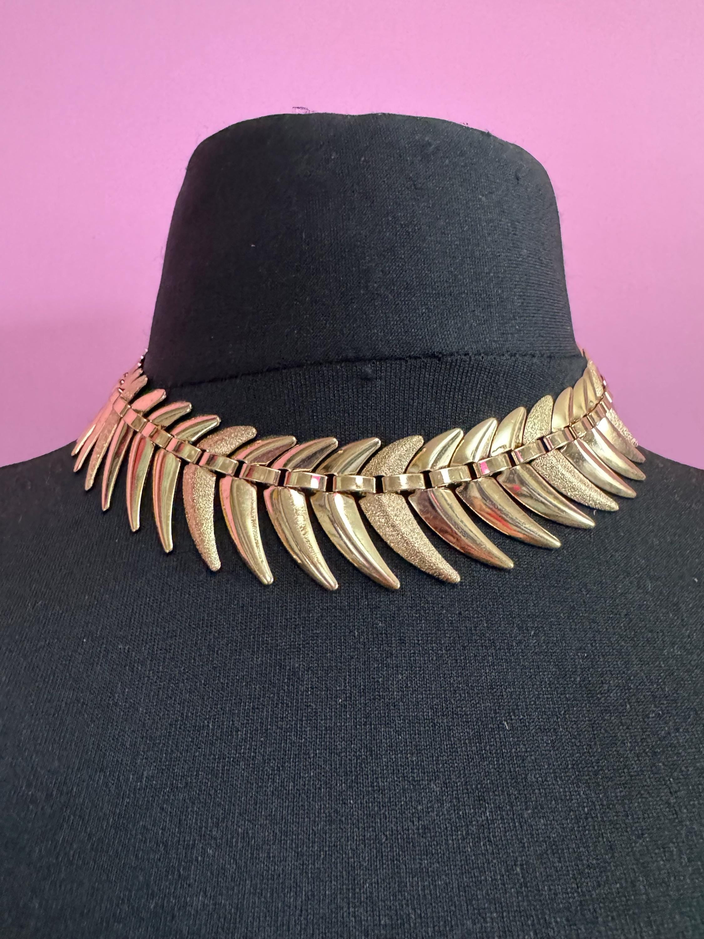 Vintage Gold Tone Chevron Choker Necklace - 44 x 3cm