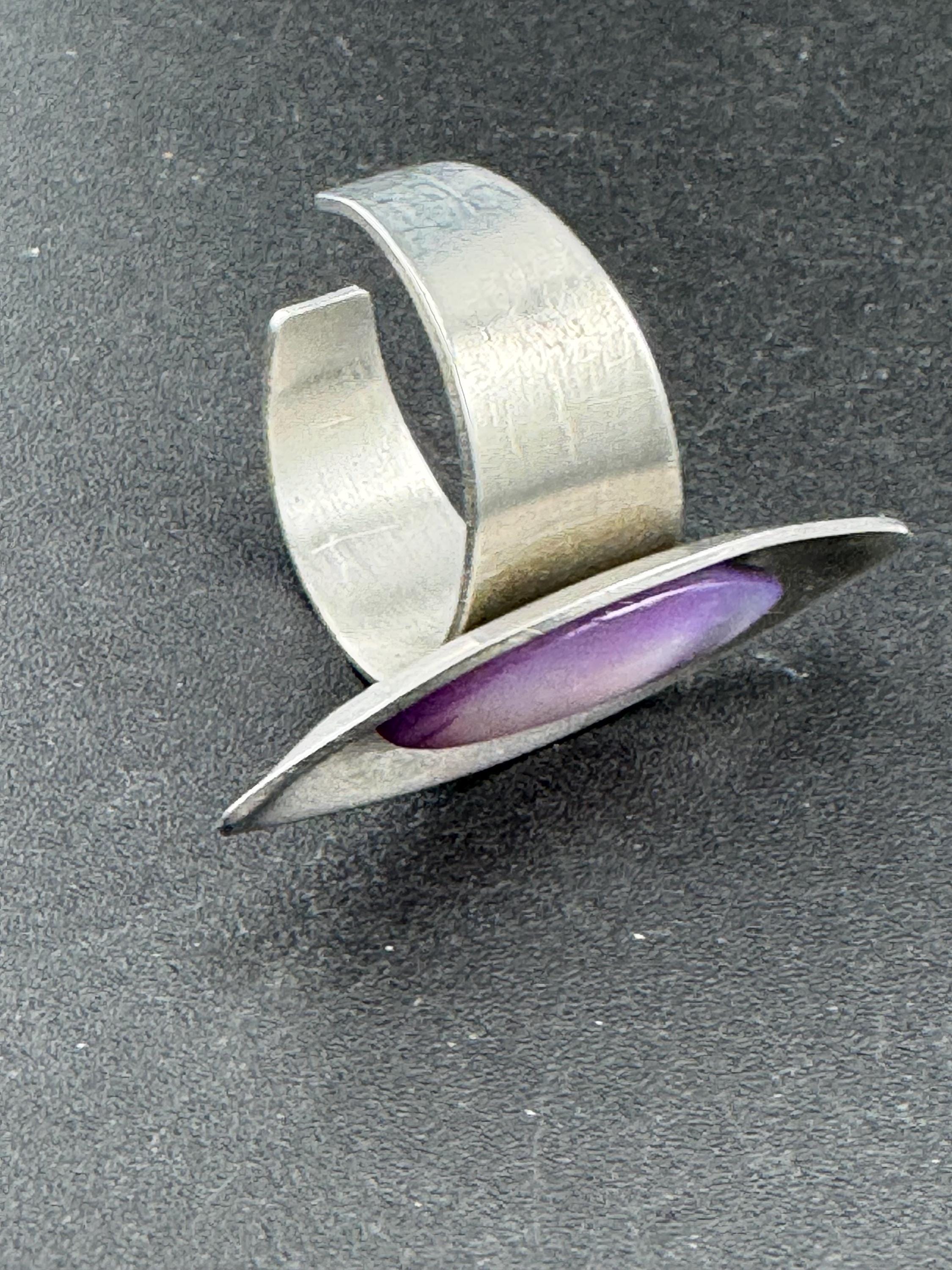 1970s stainless steel adjustable ring, set with big pink shell cabochon, vintage