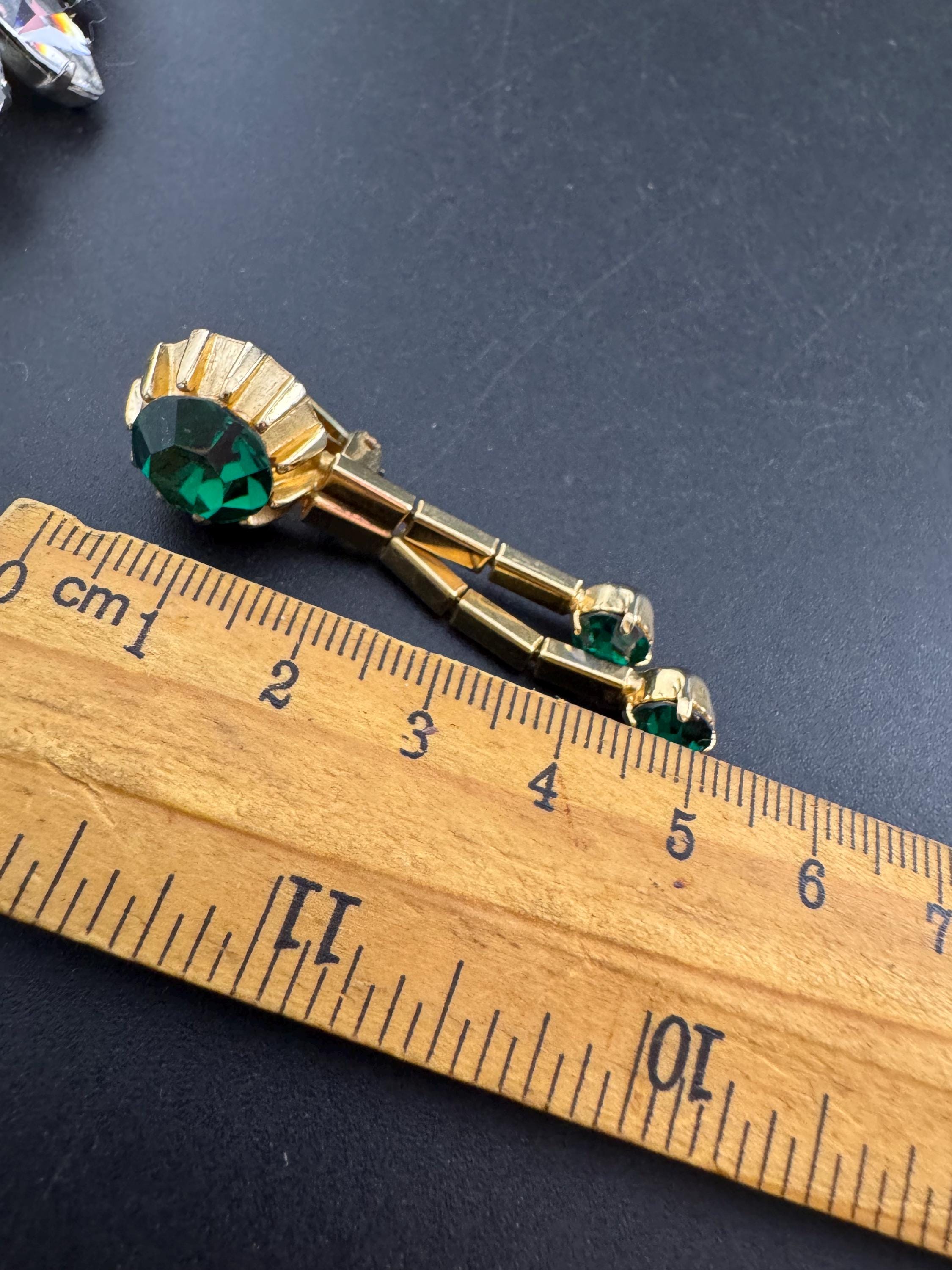 Vintage Emerald Green Rhinestone dangly Clip On Earrings, Gold Tone 1970s