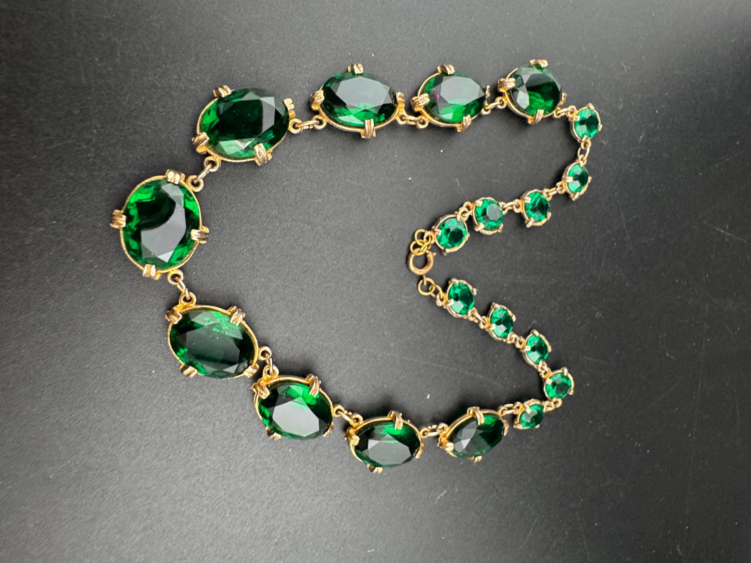 Vintage emerald green chunky glass cabochon necklace, gold tone 1960s