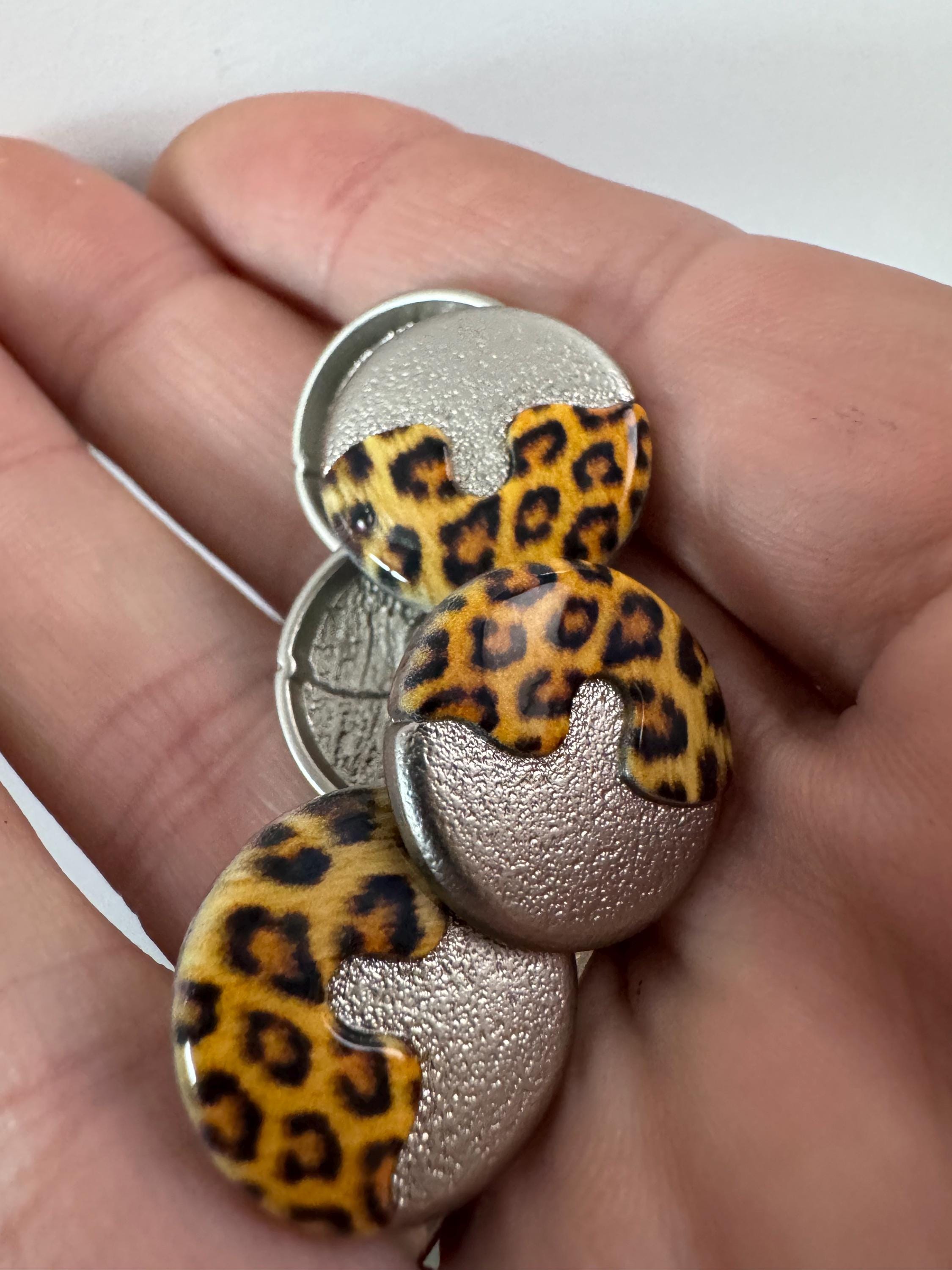 18mm leopard print buttons, silver metal and brown acrylic ( Set of 5)