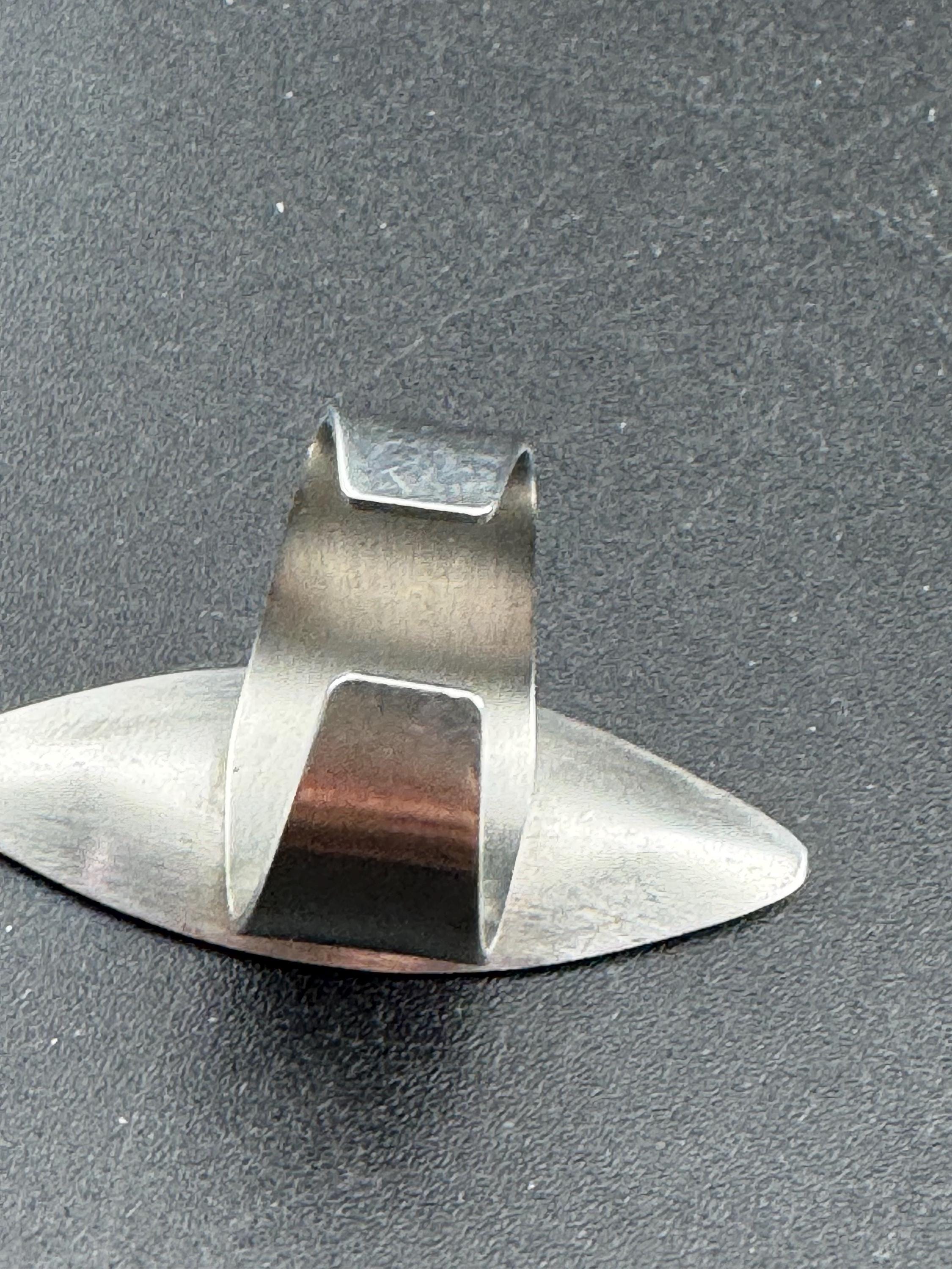 1970s stainless steel adjustable ring, set with big pink shell cabochon, vintage