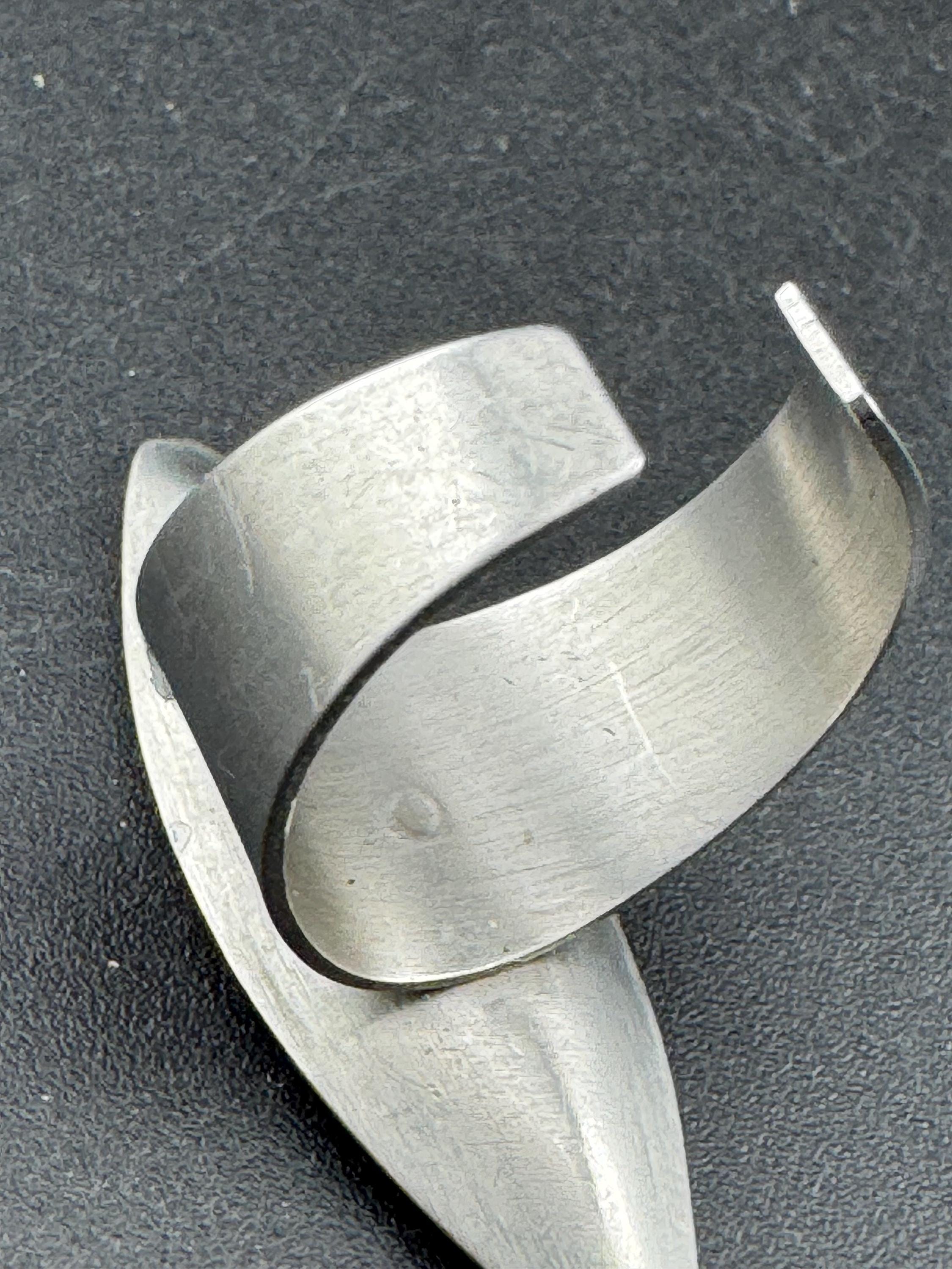 1970s stainless steel adjustable ring, set with big pink shell cabochon, vintage