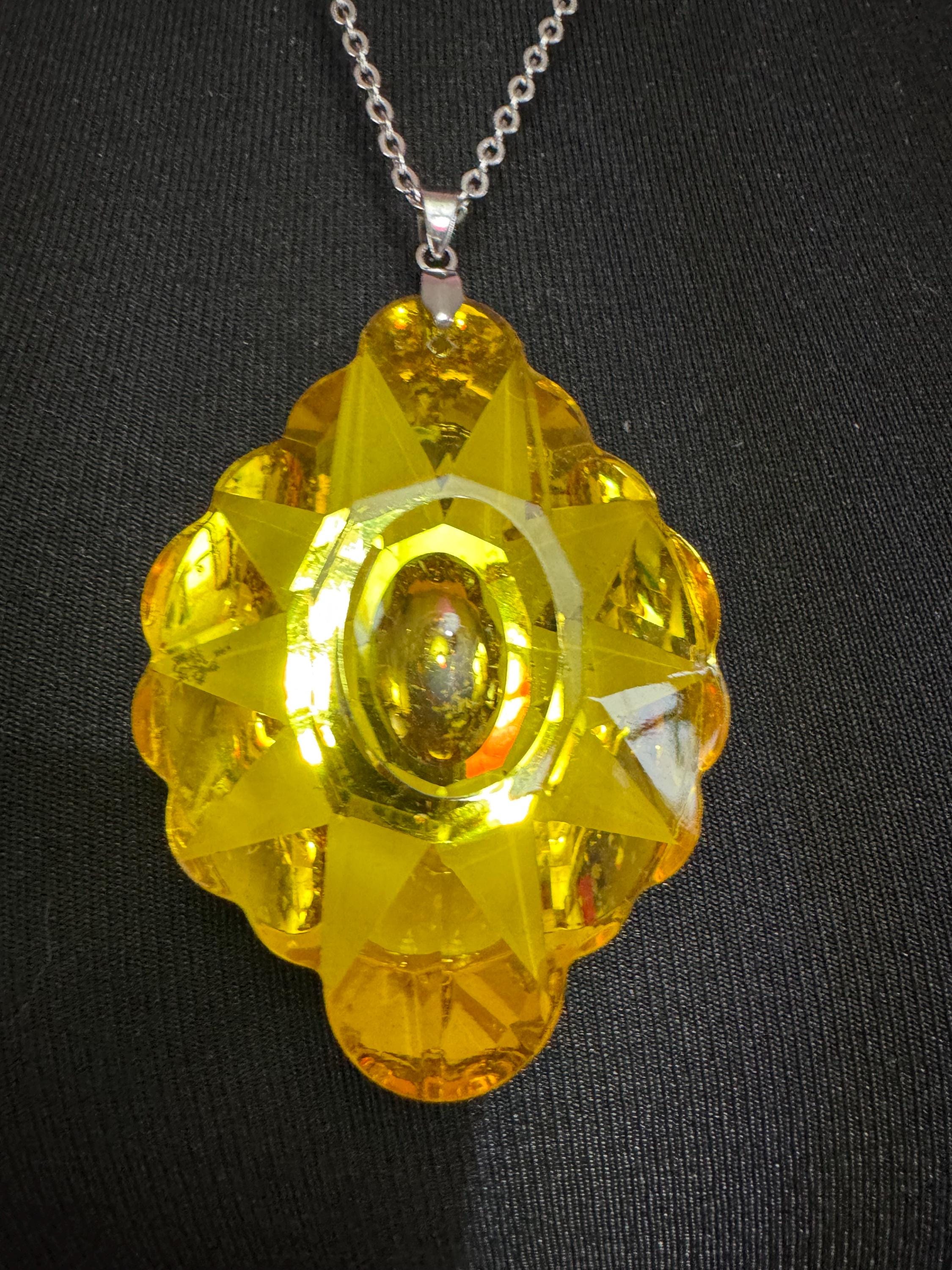 Vintage oversized yellow faceted teardrop 1970s pendant necklace, silver tone