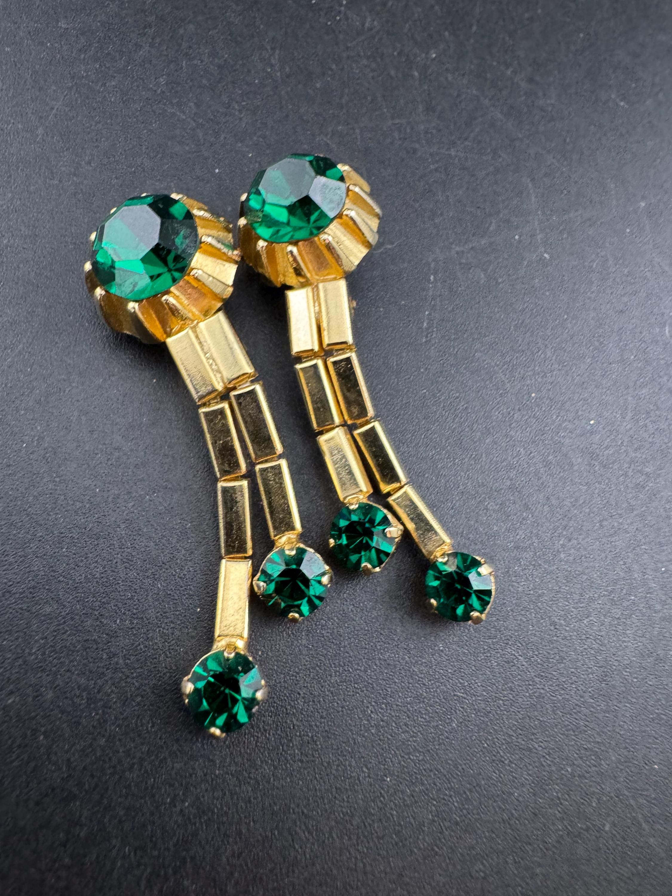 Vintage Emerald Green Rhinestone dangly Clip On Earrings, Gold Tone 1970s