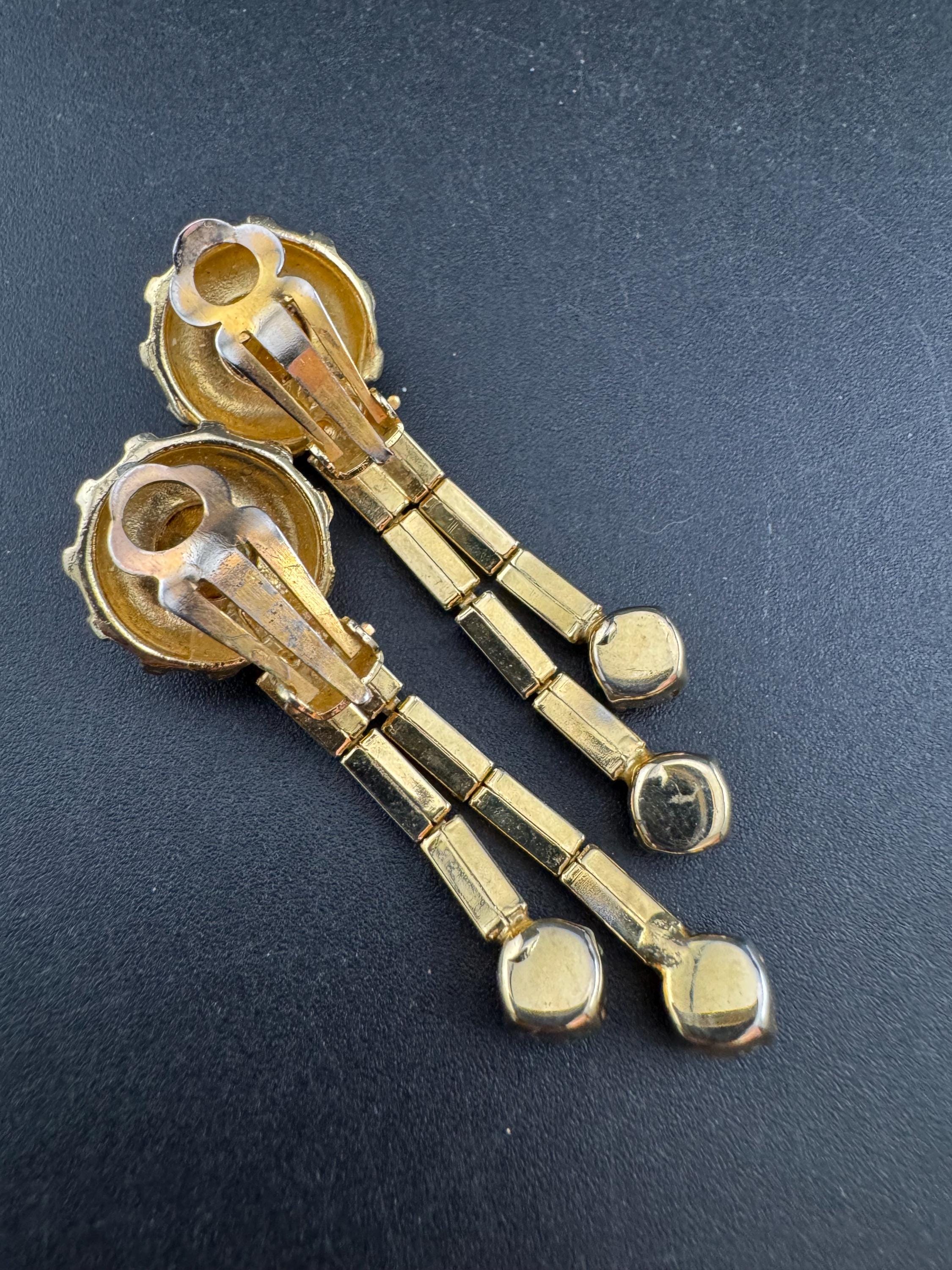 Vintage Emerald Green Rhinestone dangly Clip On Earrings, Gold Tone 1970s