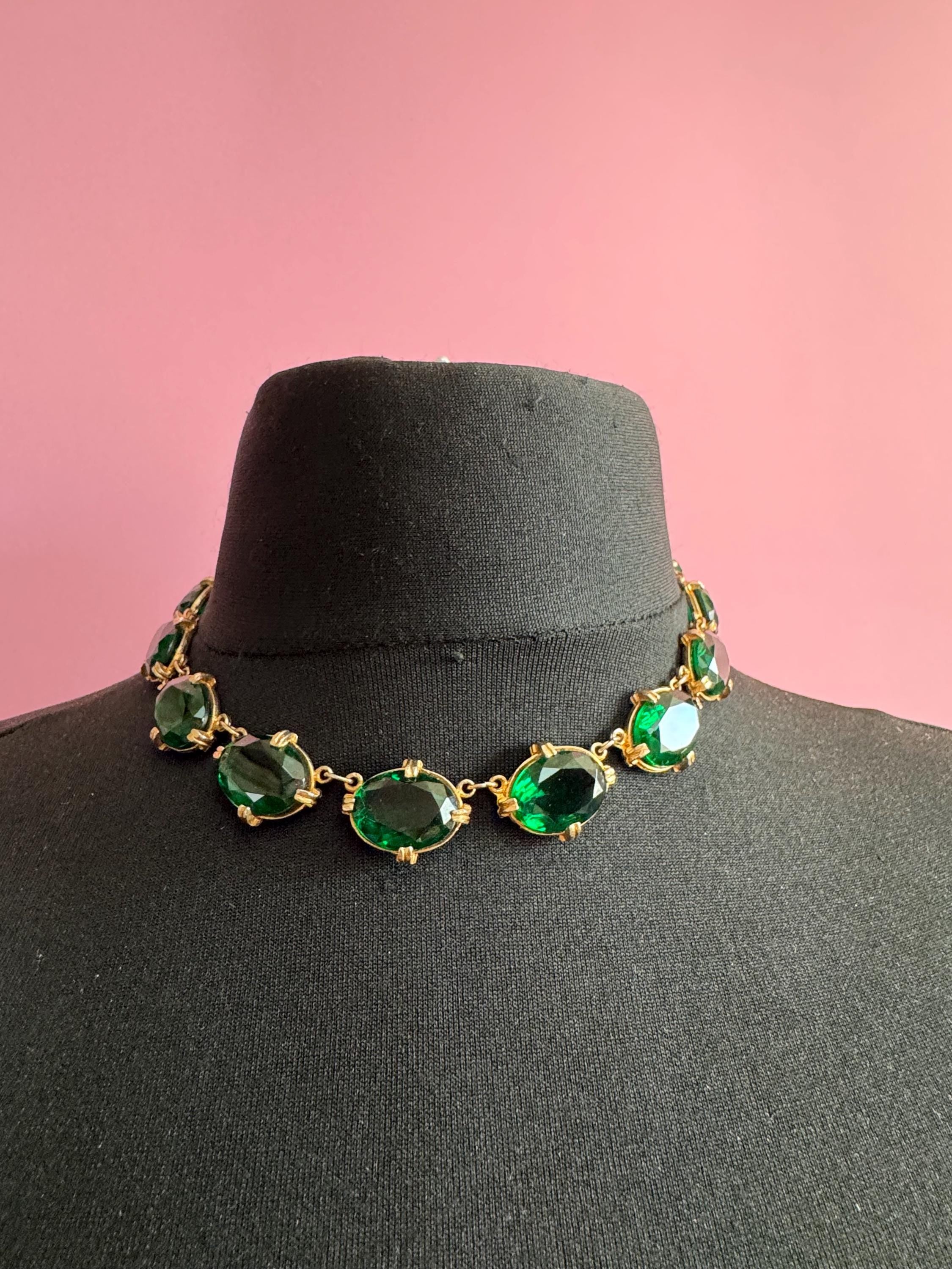 Vintage emerald green chunky glass cabochon necklace, gold tone 1960s
