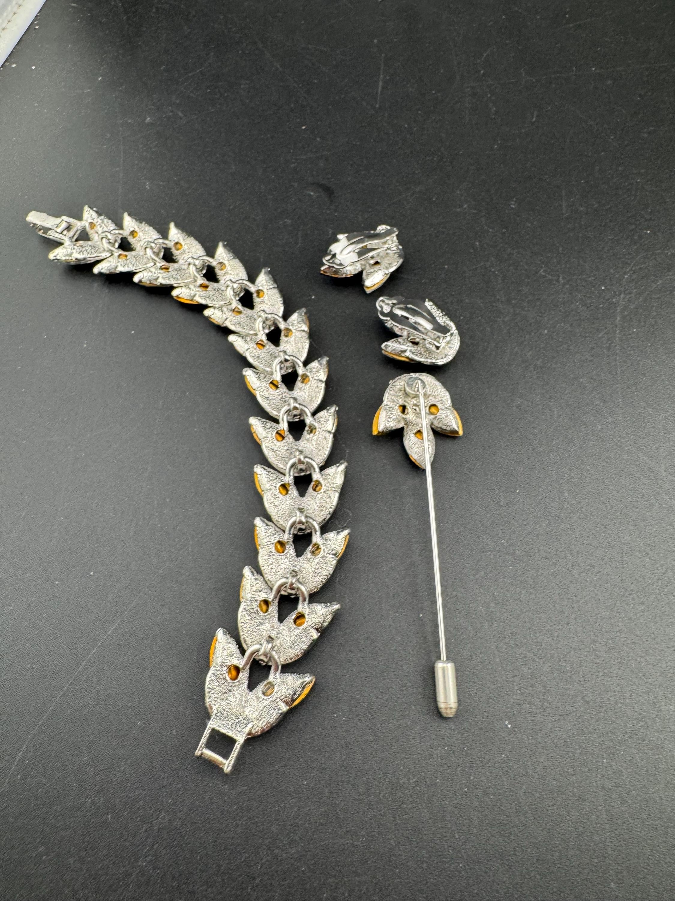 Vintage sapphire BLUE Swarovski crystal jewellery set, stick pin, bracelet and clip on earrings.