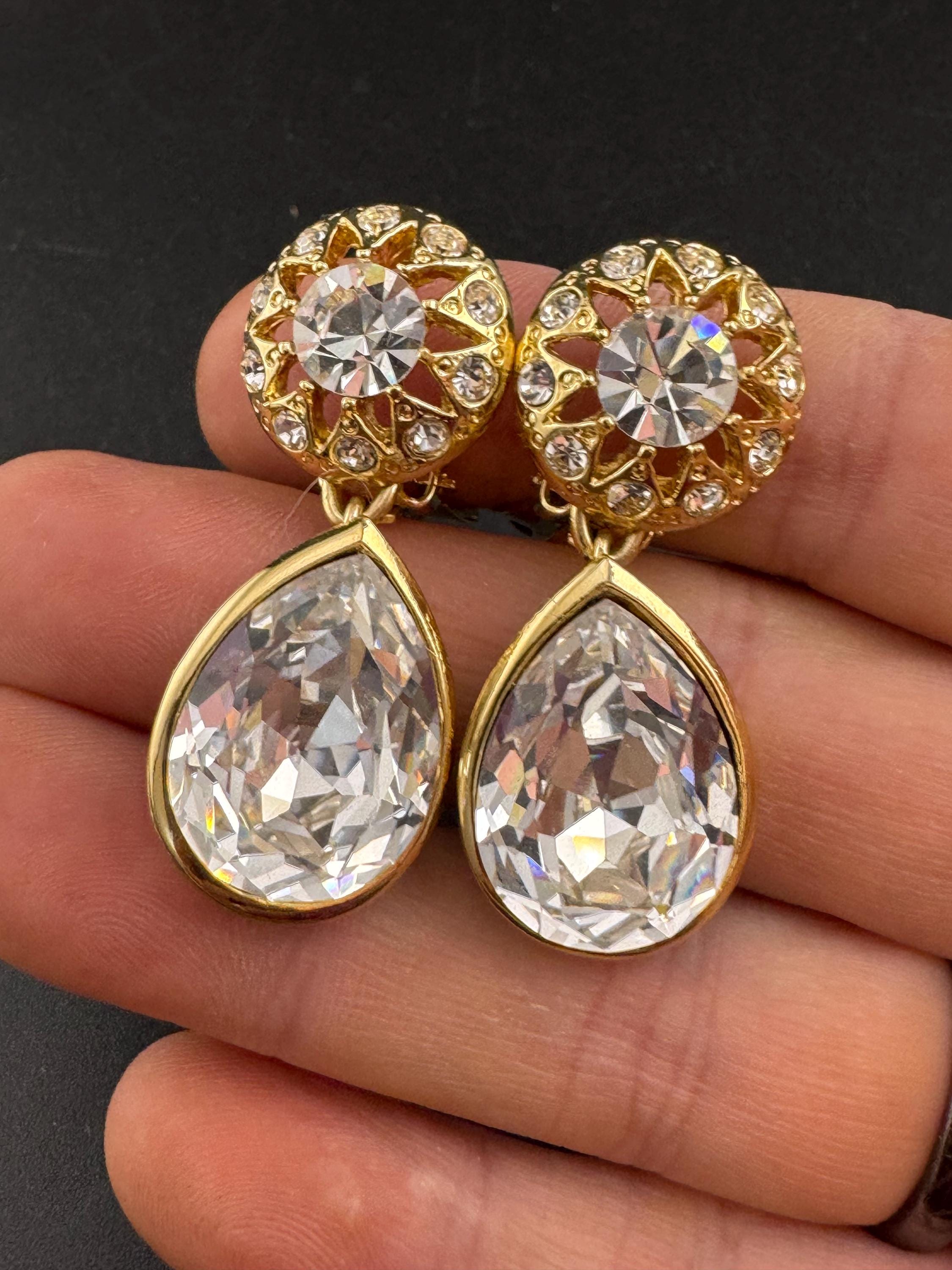 Clear teardrop Crystal clip on dangly Earrings: Swarovski, Gold Tone, 1980s Stock