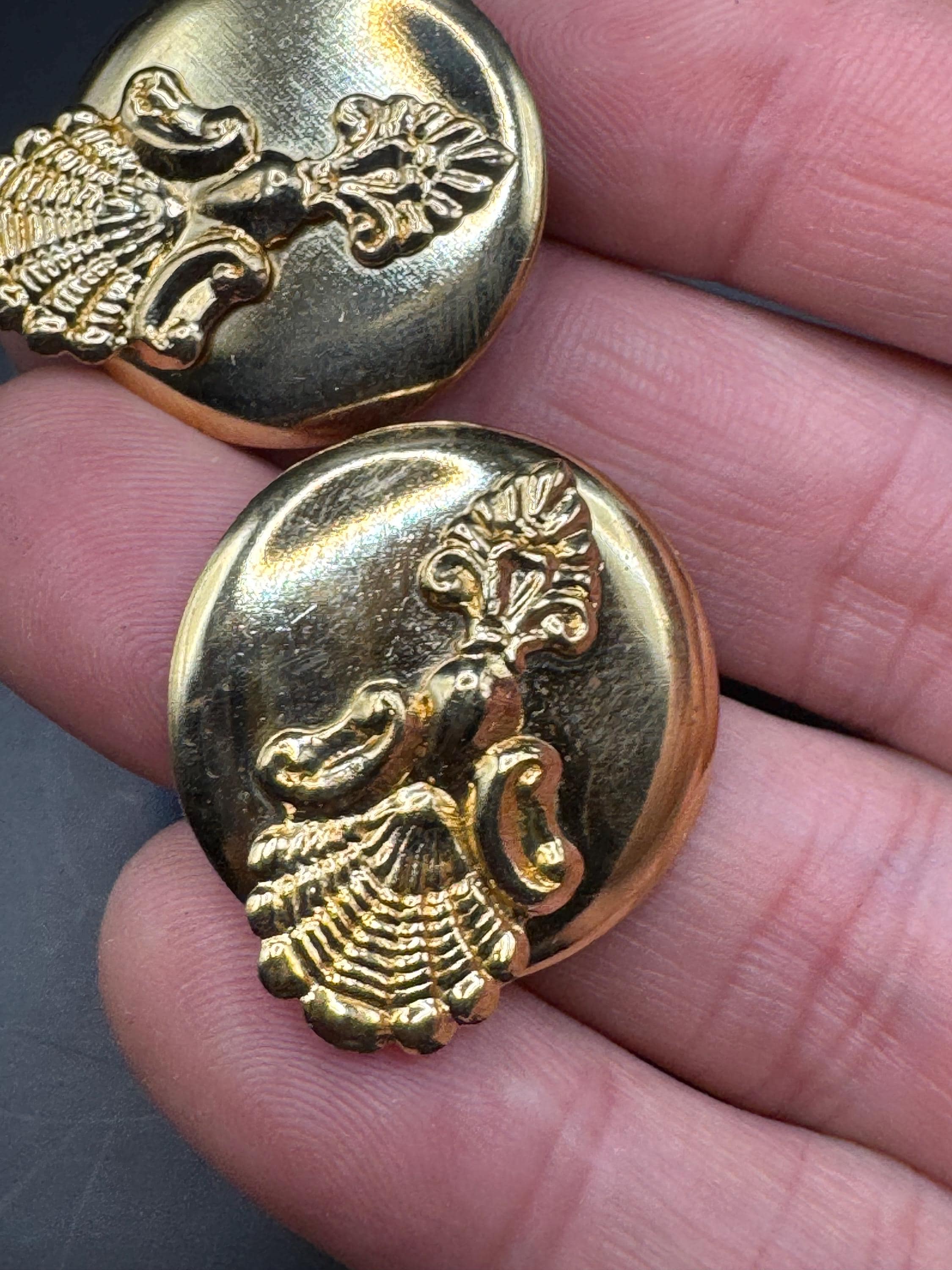 3cm gold ornate disc button stud earrings, oversized embossed metal 1980s for pierced ears