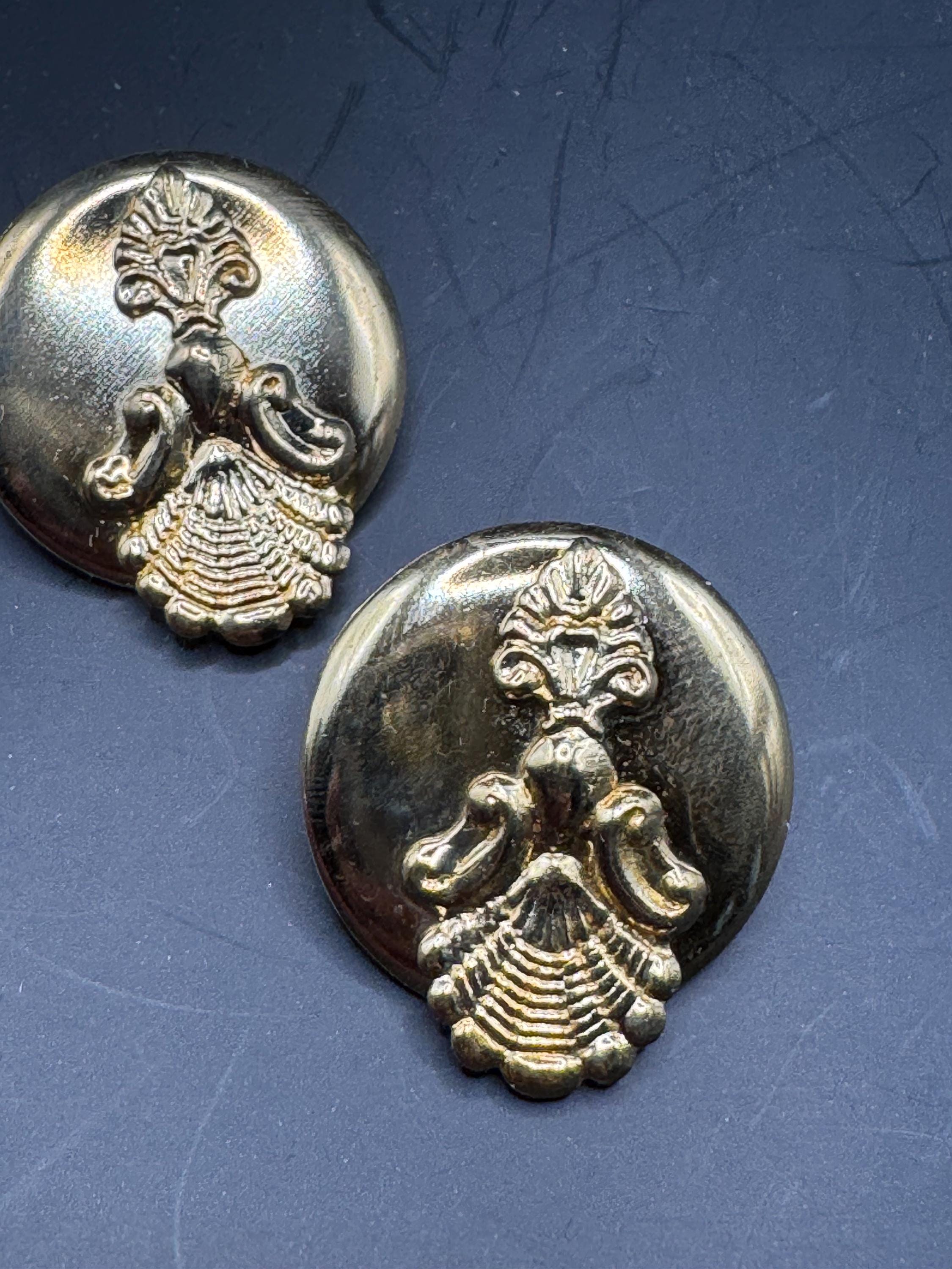 3cm gold ornate disc button stud earrings, oversized embossed metal 1980s for pierced ears