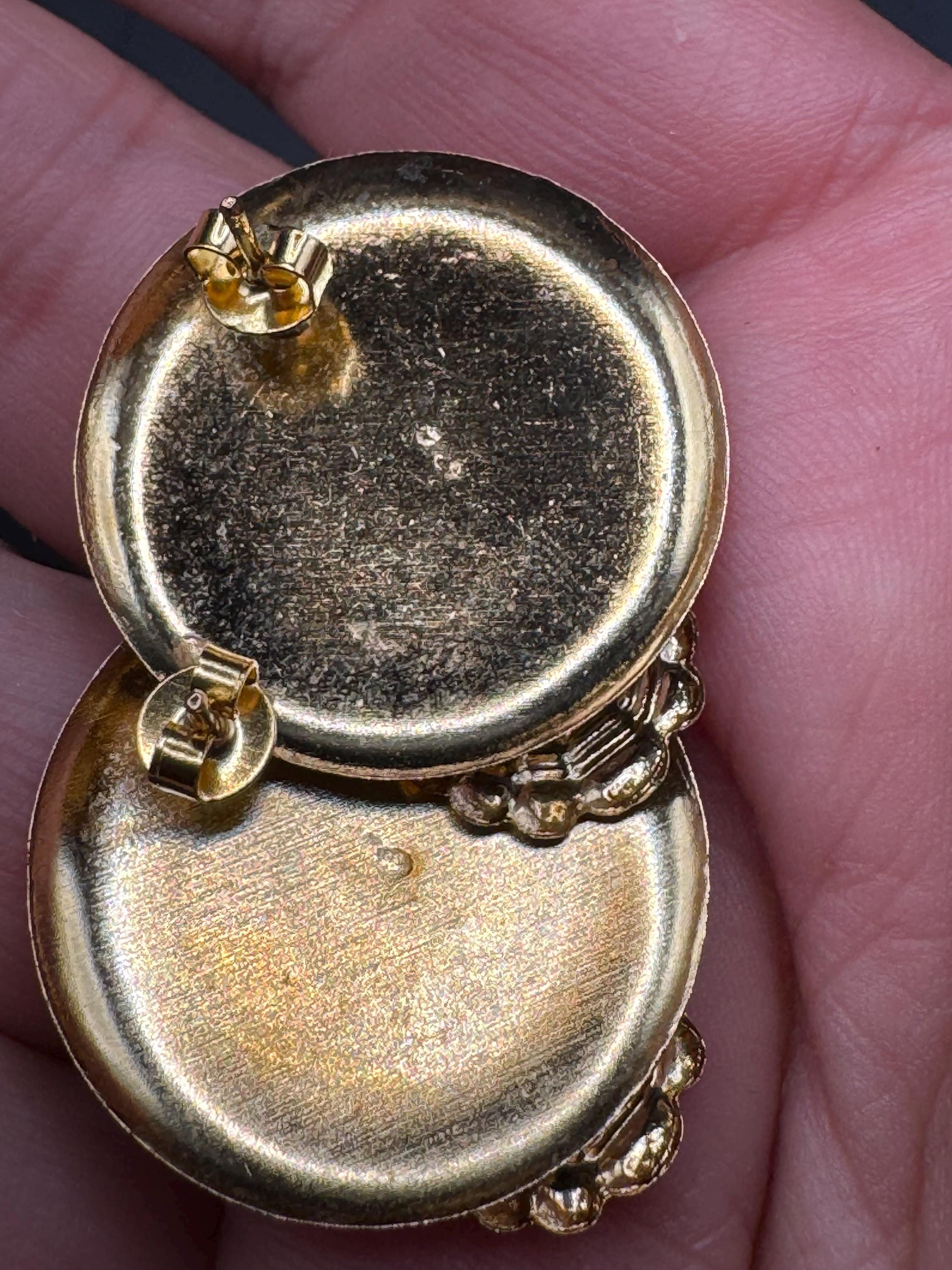 3cm gold ornate disc button stud earrings, oversized embossed metal 1980s for pierced ears