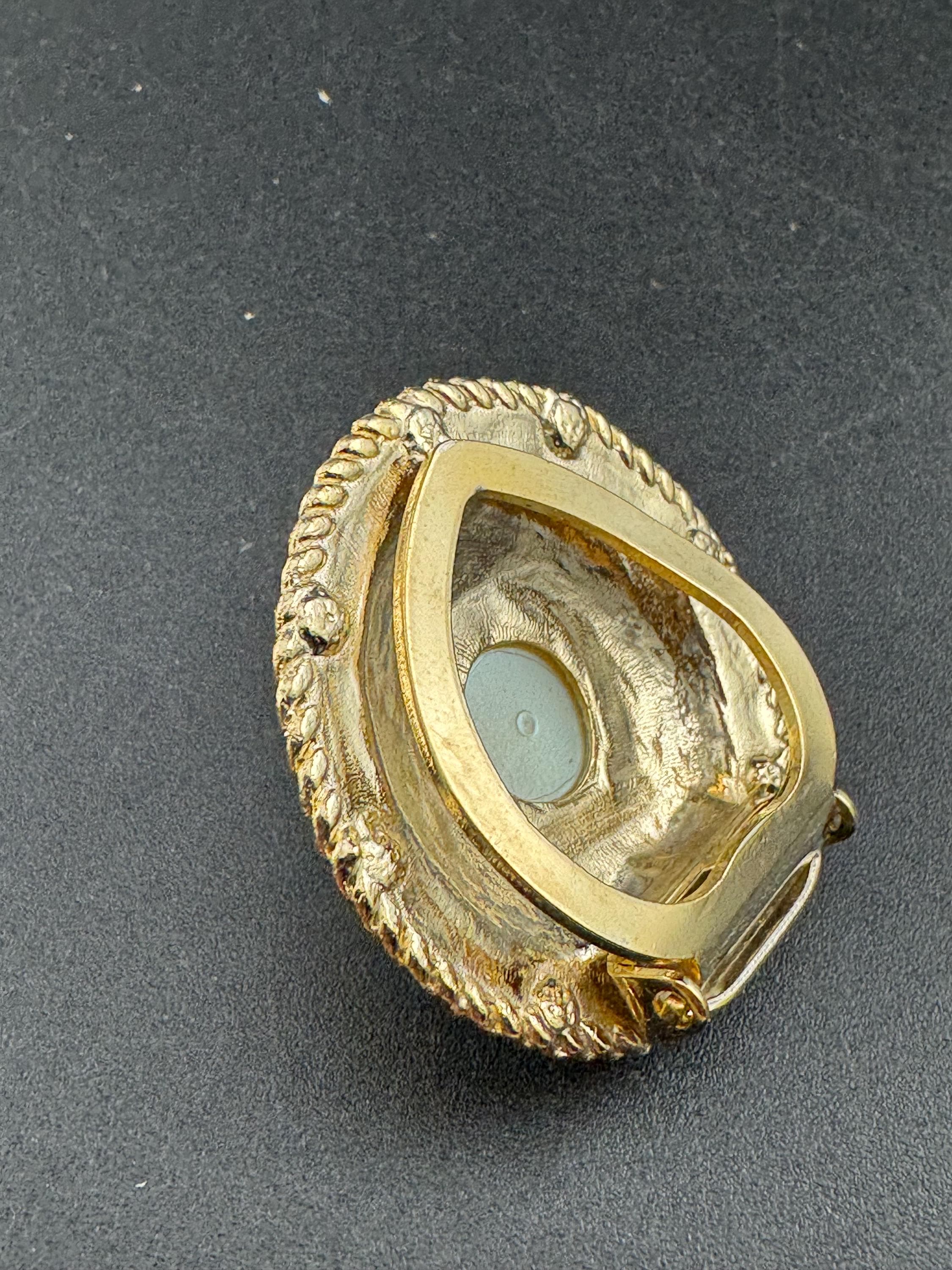 Etruscan Gold faux pearl round Scarf ring, rope edge 1980s clip