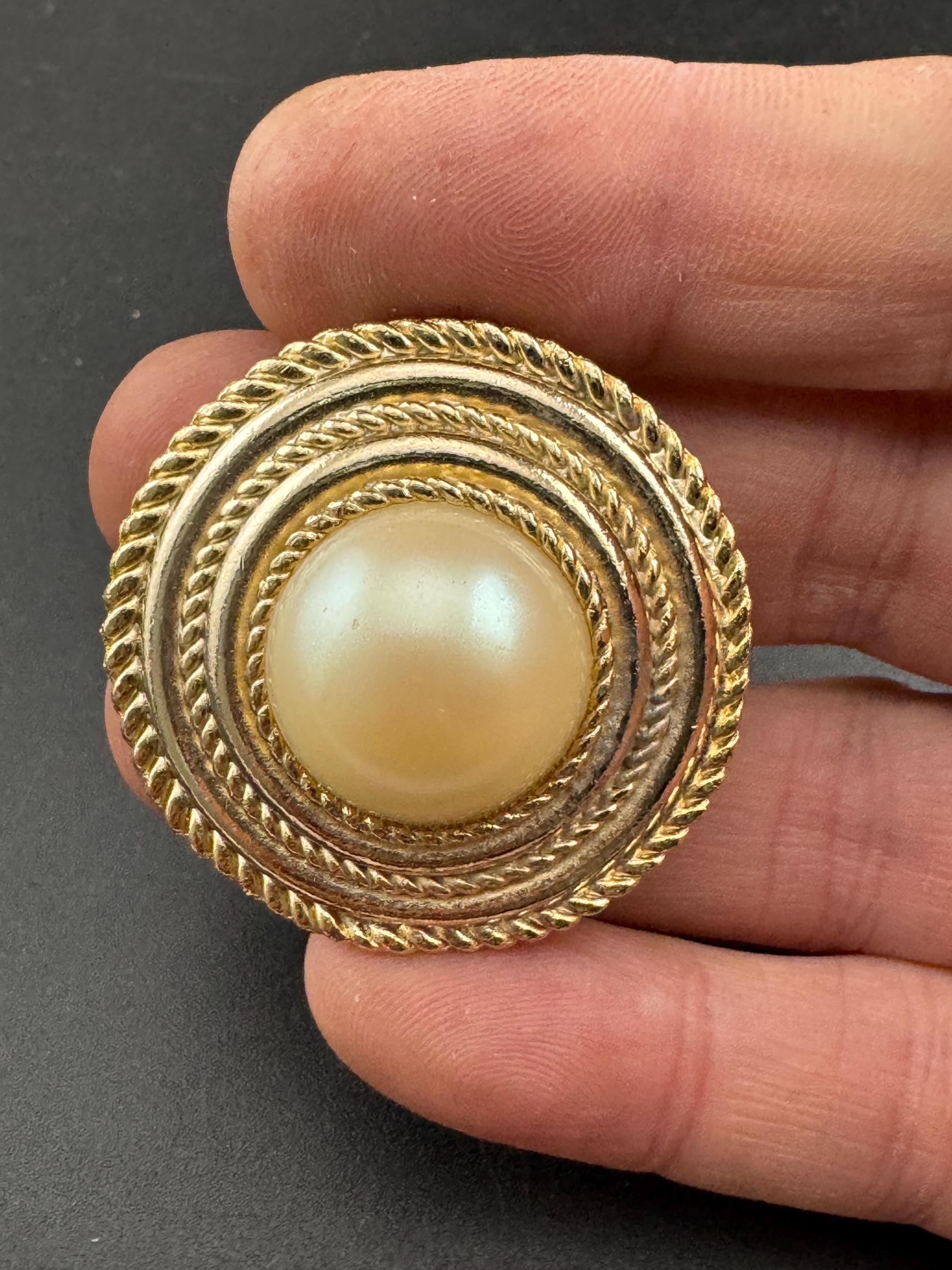 Etruscan Gold faux pearl round Scarf ring, rope edge 1980s clip